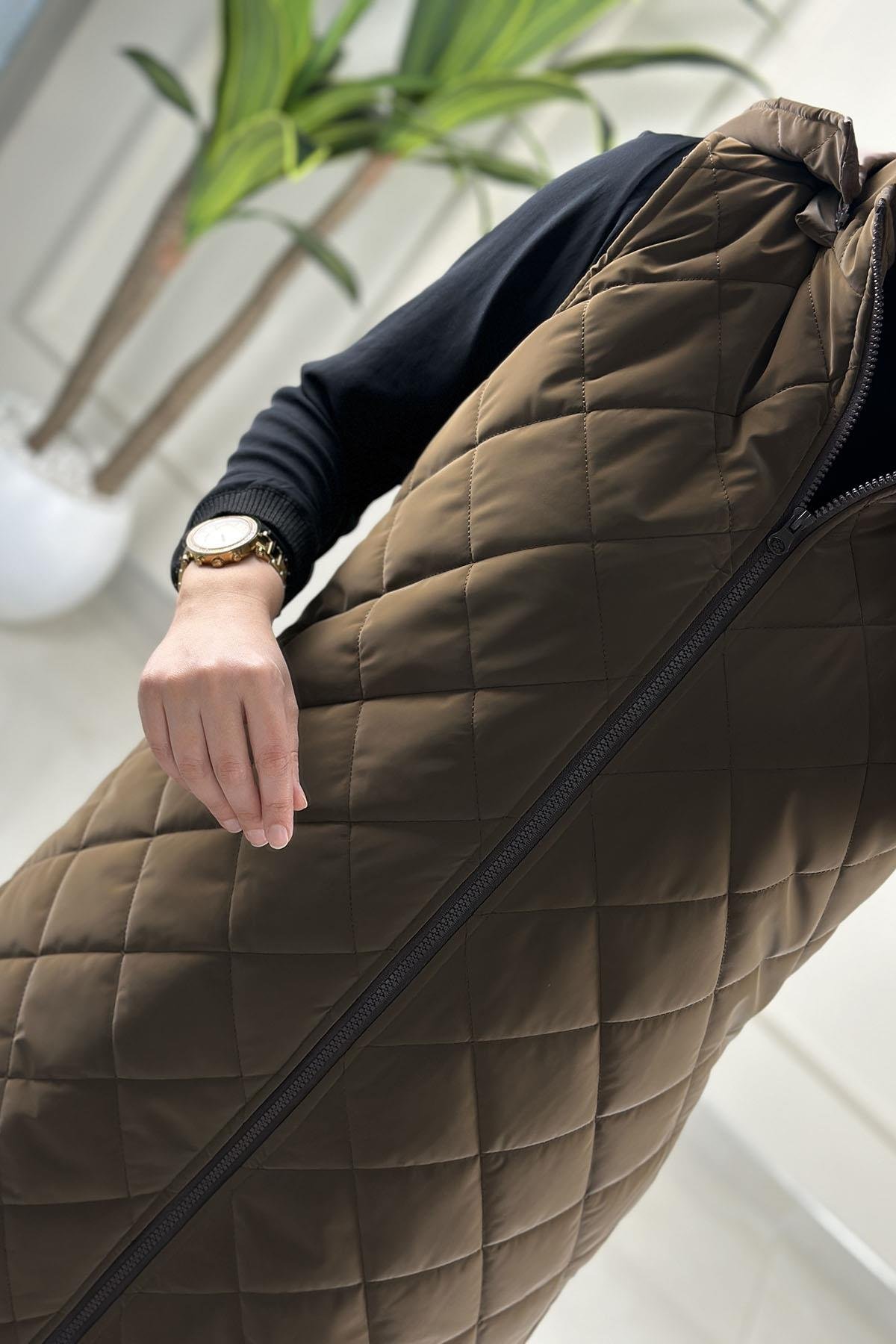 Tesettür YelekÖnü Fermuarlı Baklava Desen Cepli Kadın Şişme Yelek Kahverengi MLH 4591