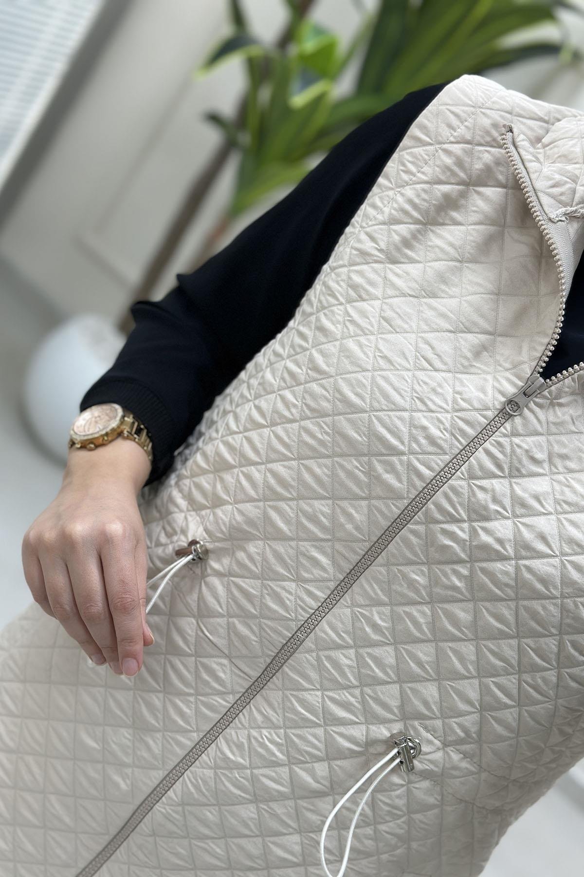 Tesettür YelekÖnü Fermuarlı Beli Büzgülü Kadın Kapitone Yelek Bej GNR 218