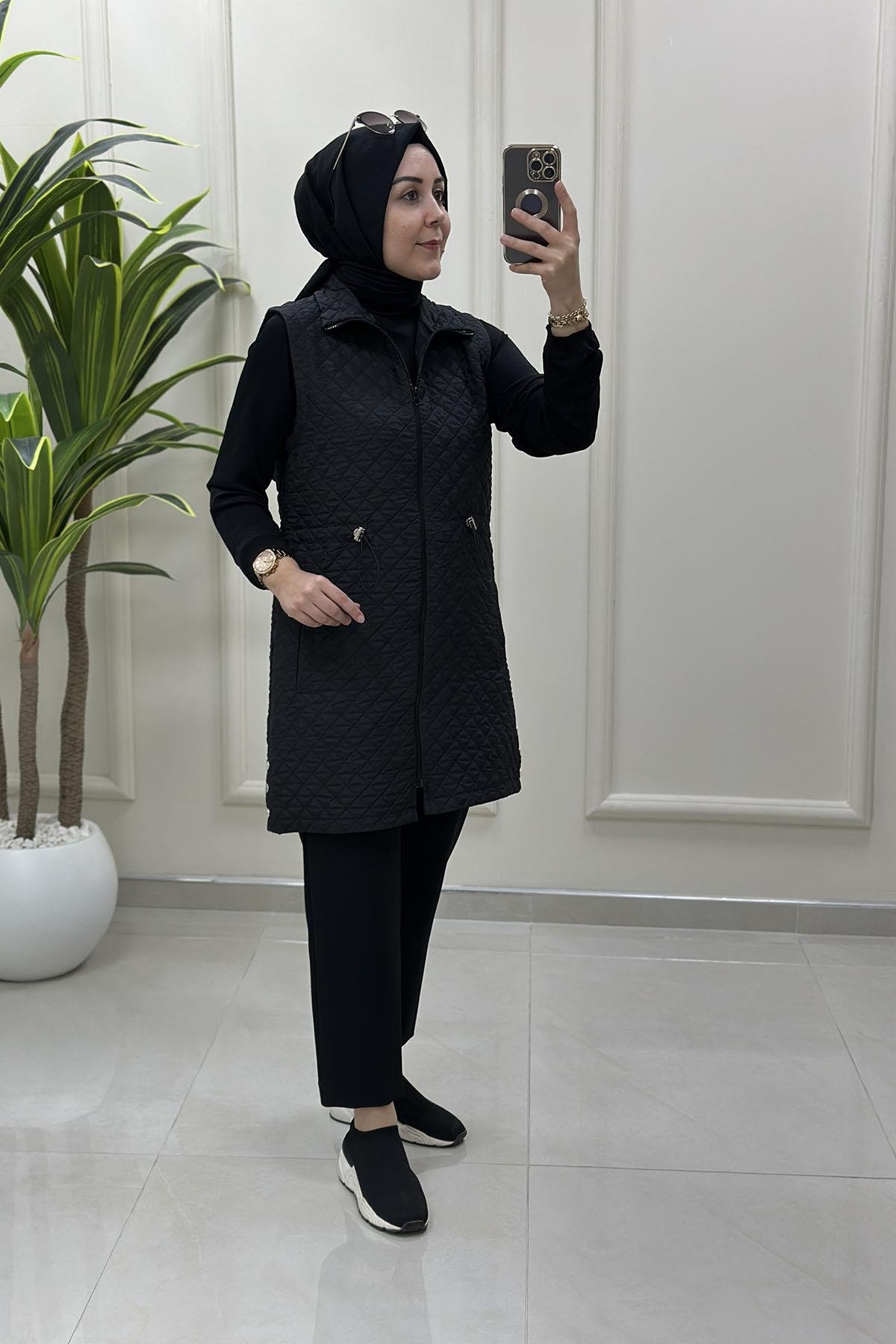 Tesettür YelekÖnü Fermuarlı Beli Büzgülü Kadın Kapitone Yelek Siyah GNR 218