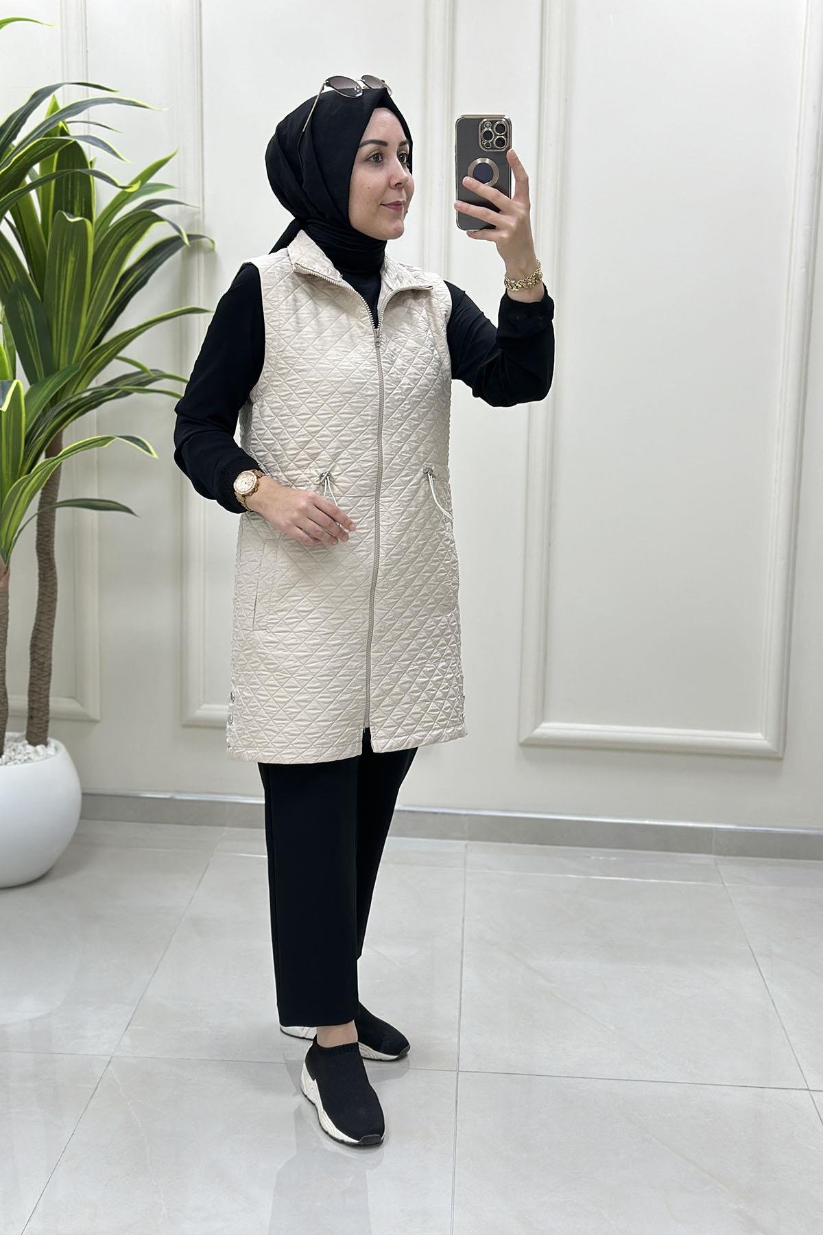 Tesettür YelekÖnü Fermuarlı Beli Büzgülü Kadın Kapitone Yelek Bej GNR 218