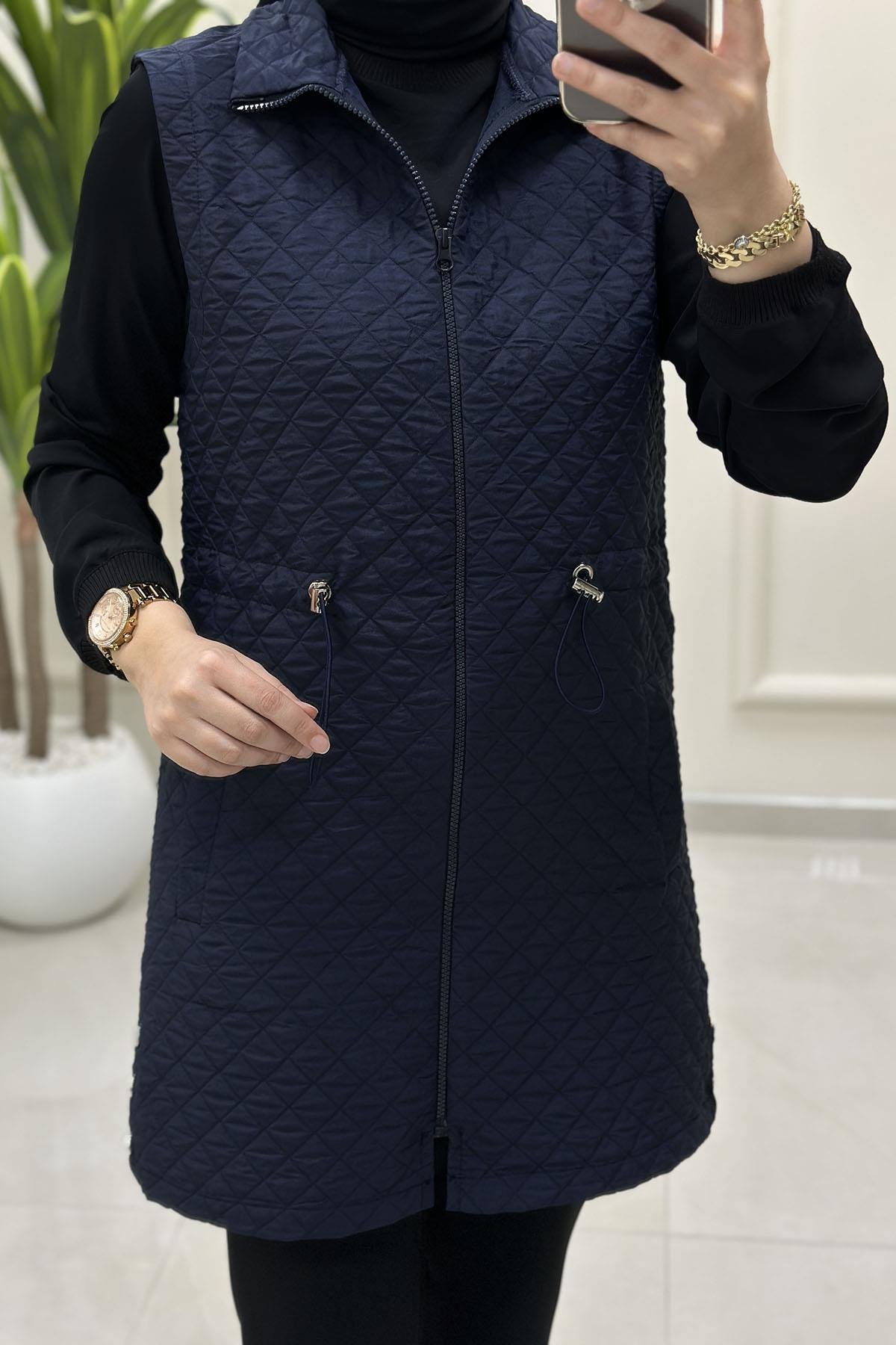 Tesettür YelekÖnü Fermuarlı Beli Büzgülü Kadın Kapitone Yelek Lacivert GNR 218