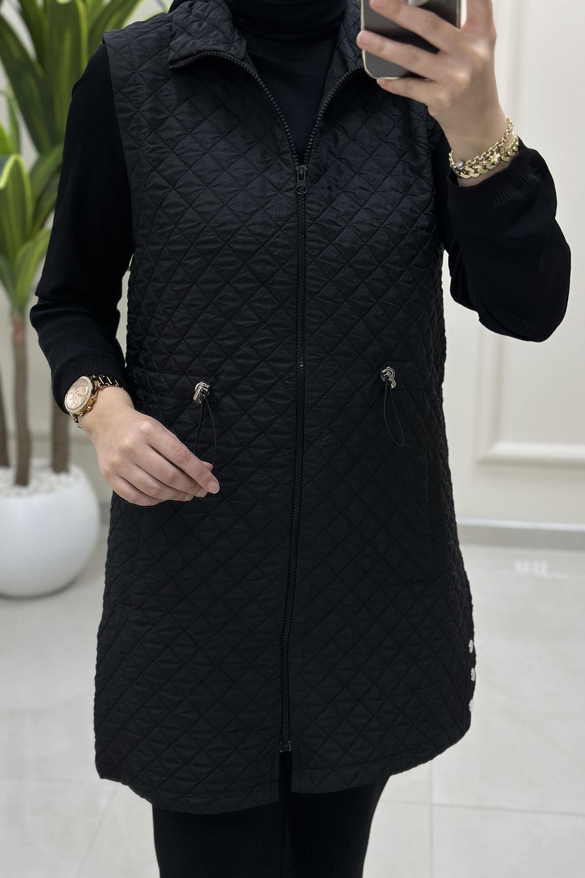 Tesettür YelekÖnü Fermuarlı Beli Büzgülü Kadın Kapitone Yelek Siyah GNR 218