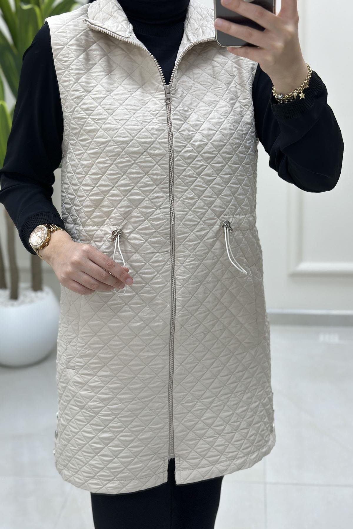 Tesettür YelekÖnü Fermuarlı Beli Büzgülü Kadın Kapitone Yelek Bej GNR 218