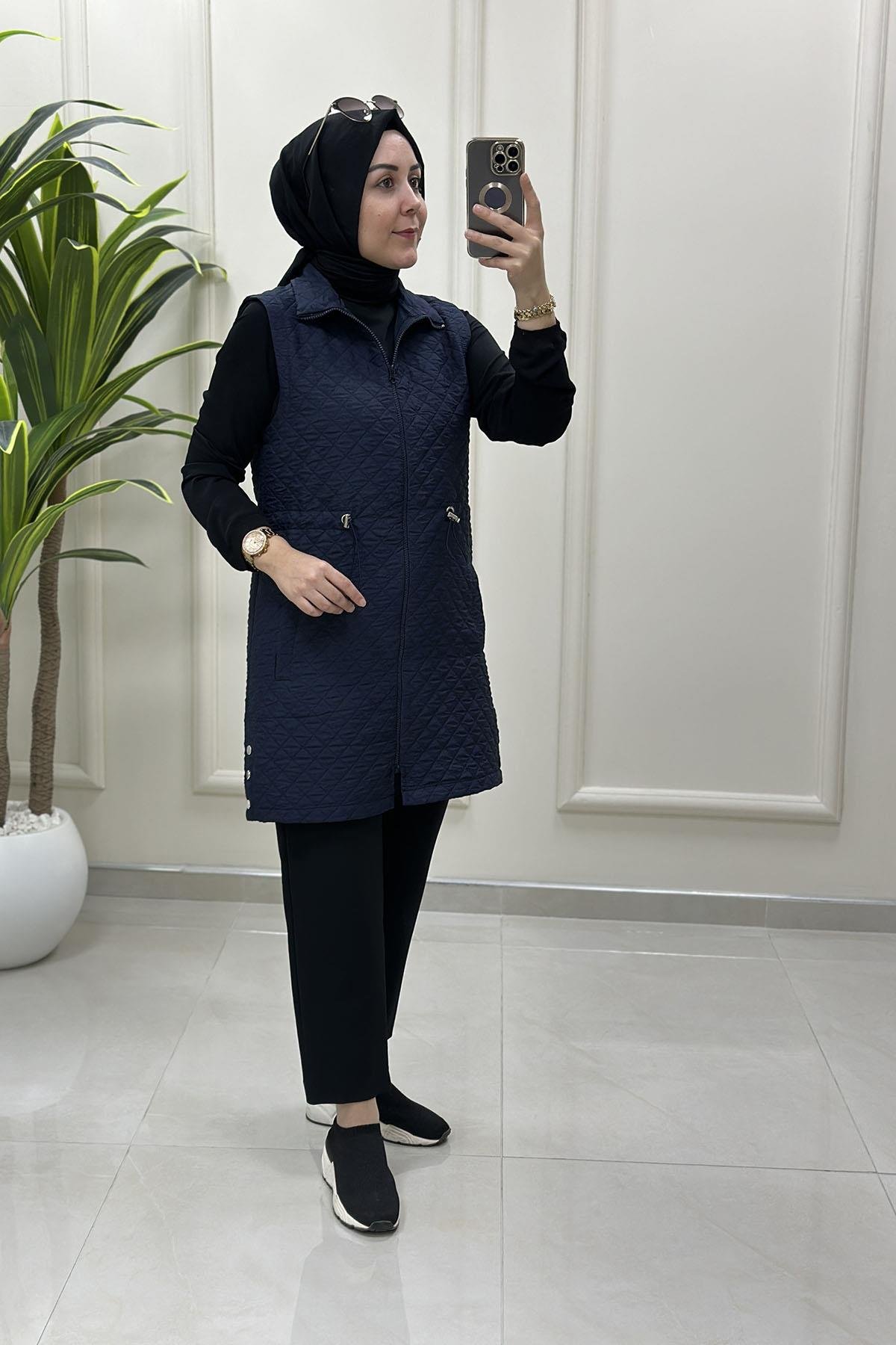 Tesettür YelekÖnü Fermuarlı Beli Büzgülü Kadın Kapitone Yelek Lacivert GNR 218