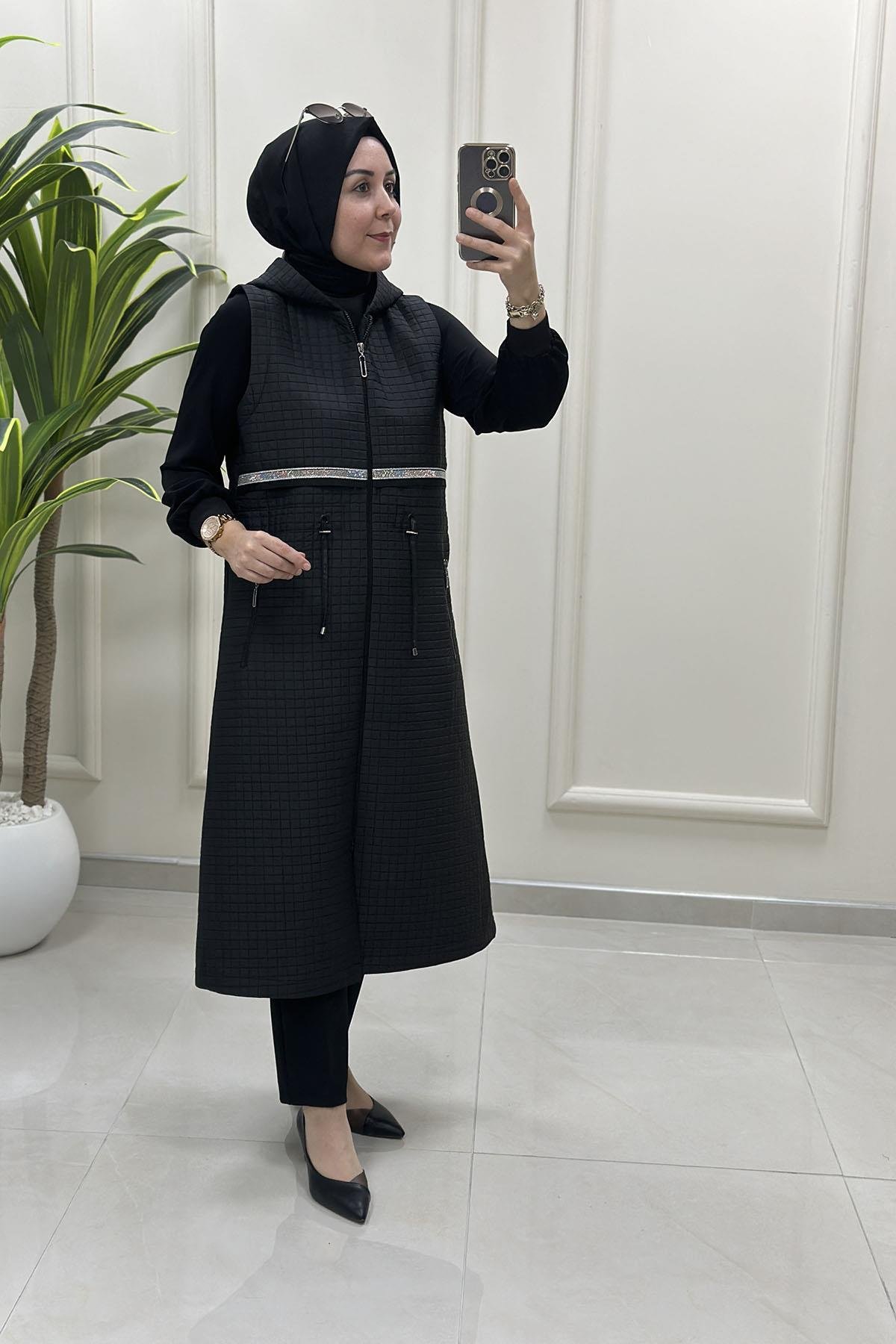 Tesettür YelekÖnü Fermuarlı Biye Taş Detaylı Kadın Kapitone Yelek Siyah MLH 4527