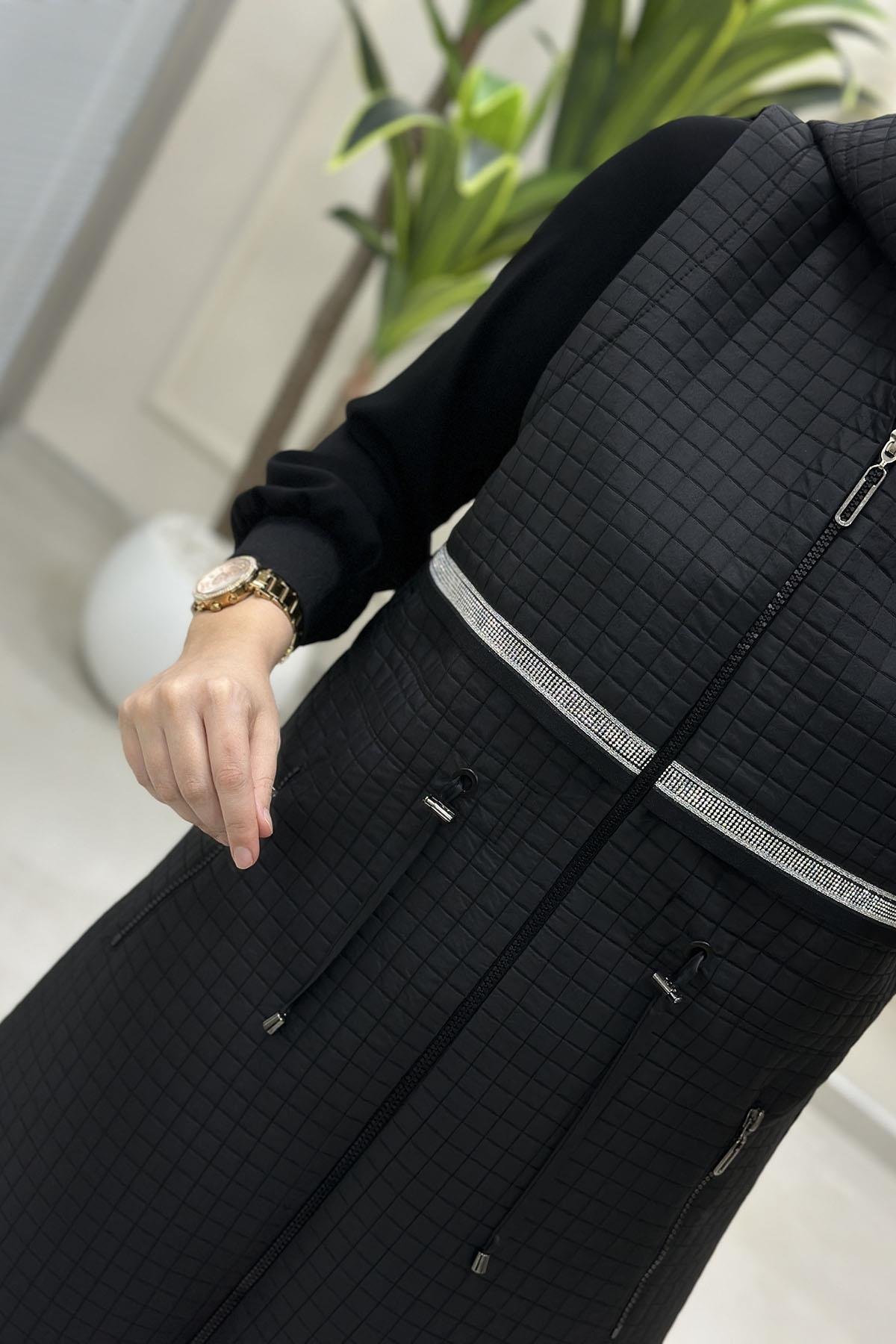 Tesettür YelekÖnü Fermuarlı Biye Taş Detaylı Kadın Kapitone Yelek Siyah MLH 4527