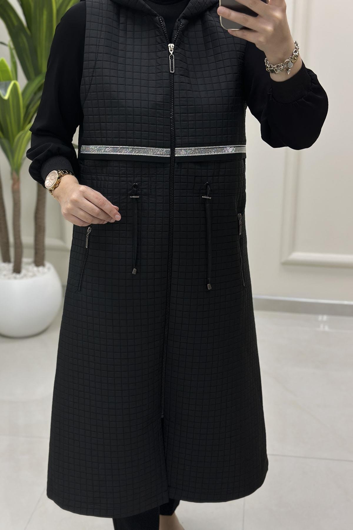 Tesettür YelekÖnü Fermuarlı Biye Taş Detaylı Kadın Kapitone Yelek Siyah MLH 4527