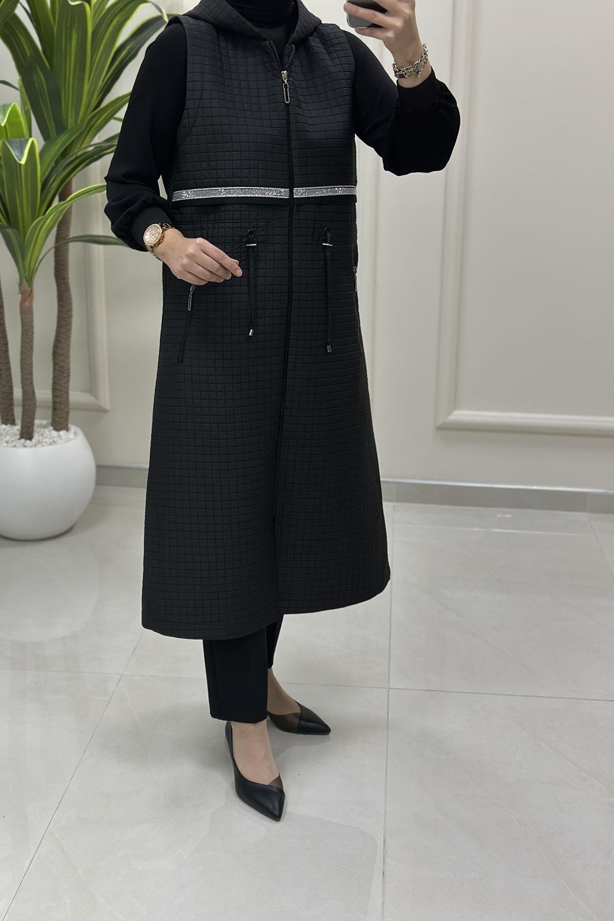 Tesettür YelekÖnü Fermuarlı Biye Taş Detaylı Kadın Kapitone Yelek Siyah MLH 4527