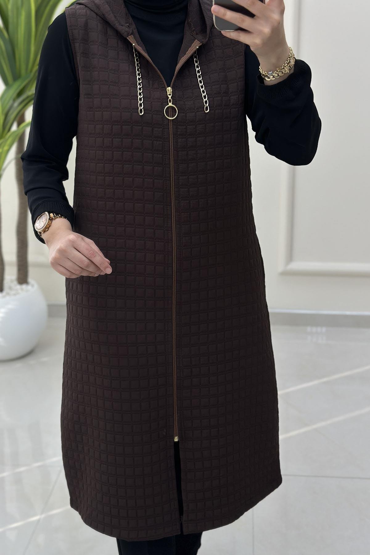 Tesettür YelekÖnü Fermuarlı Zincir Detaylı Kadın Kapitone Yelek Kahverengi KADO 257780