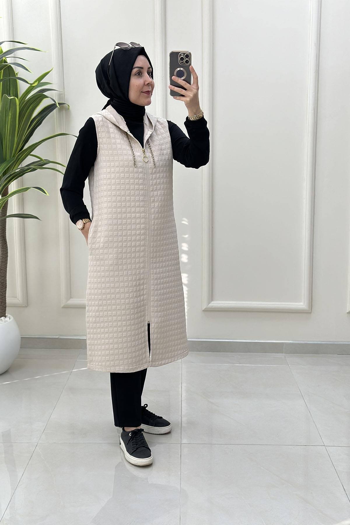 Tesettür YelekÖnü Fermuarlı Zincir Detaylı Kadın Kapitone Yelek Bej KADO 257780