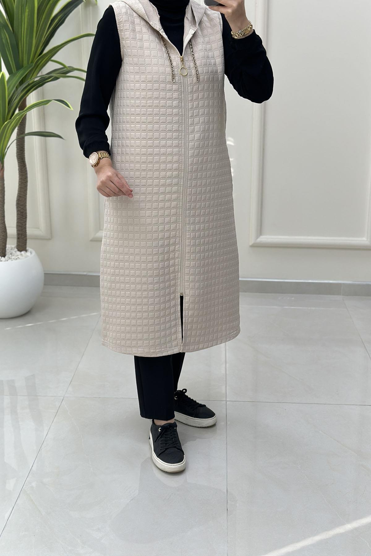 Tesettür YelekÖnü Fermuarlı Zincir Detaylı Kadın Kapitone Yelek Bej KADO 257780