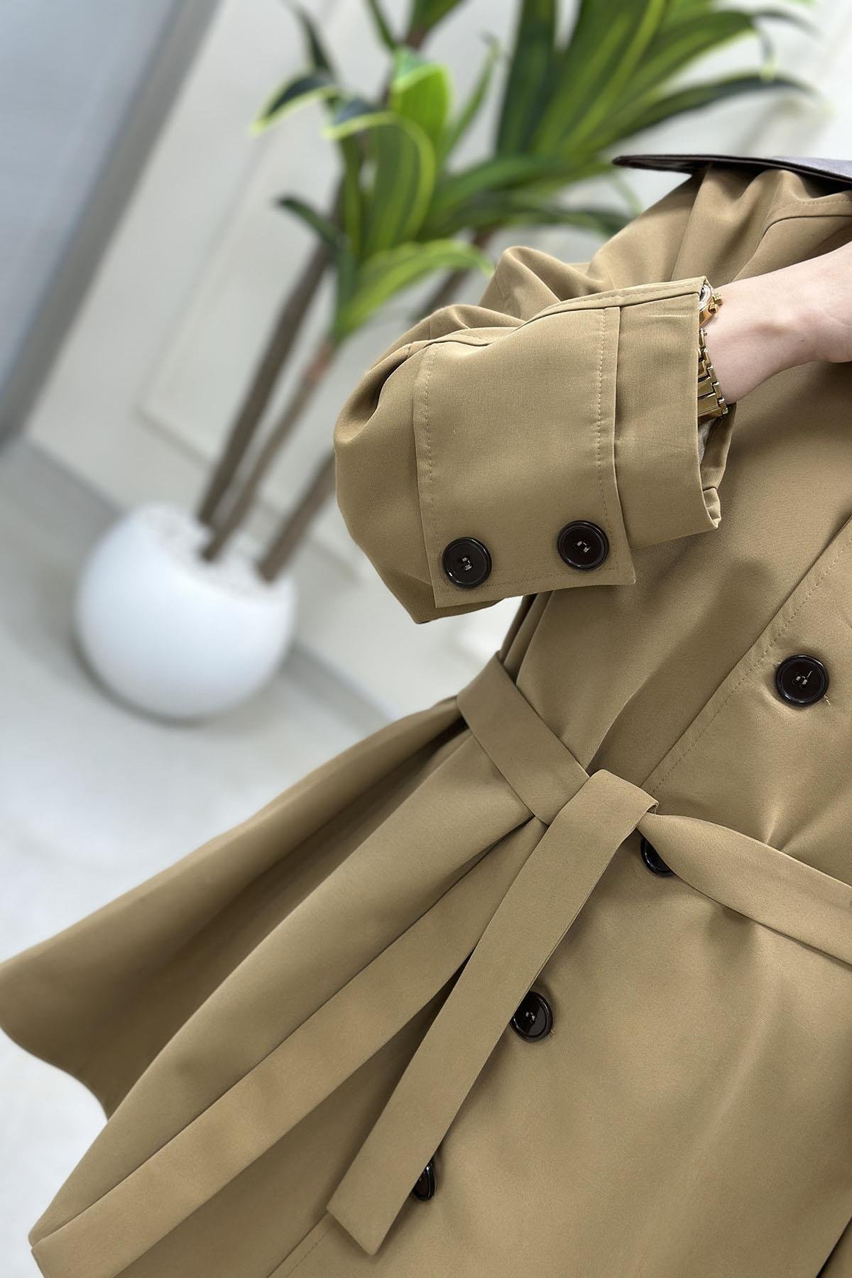 TrenchÖnü Düğmeli Yakası Deri Detaylı Kadın Trench Kap Camel MSE 2103