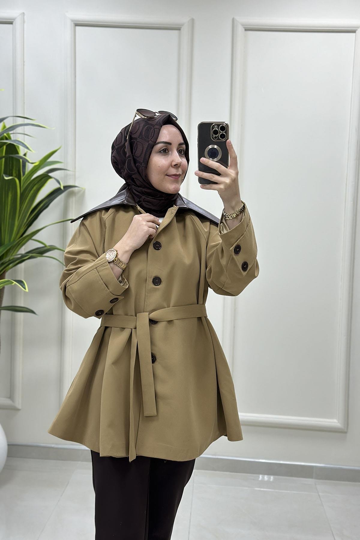 TrenchÖnü Düğmeli Yakası Deri Detaylı Kadın Trench Kap Camel MSE 2103