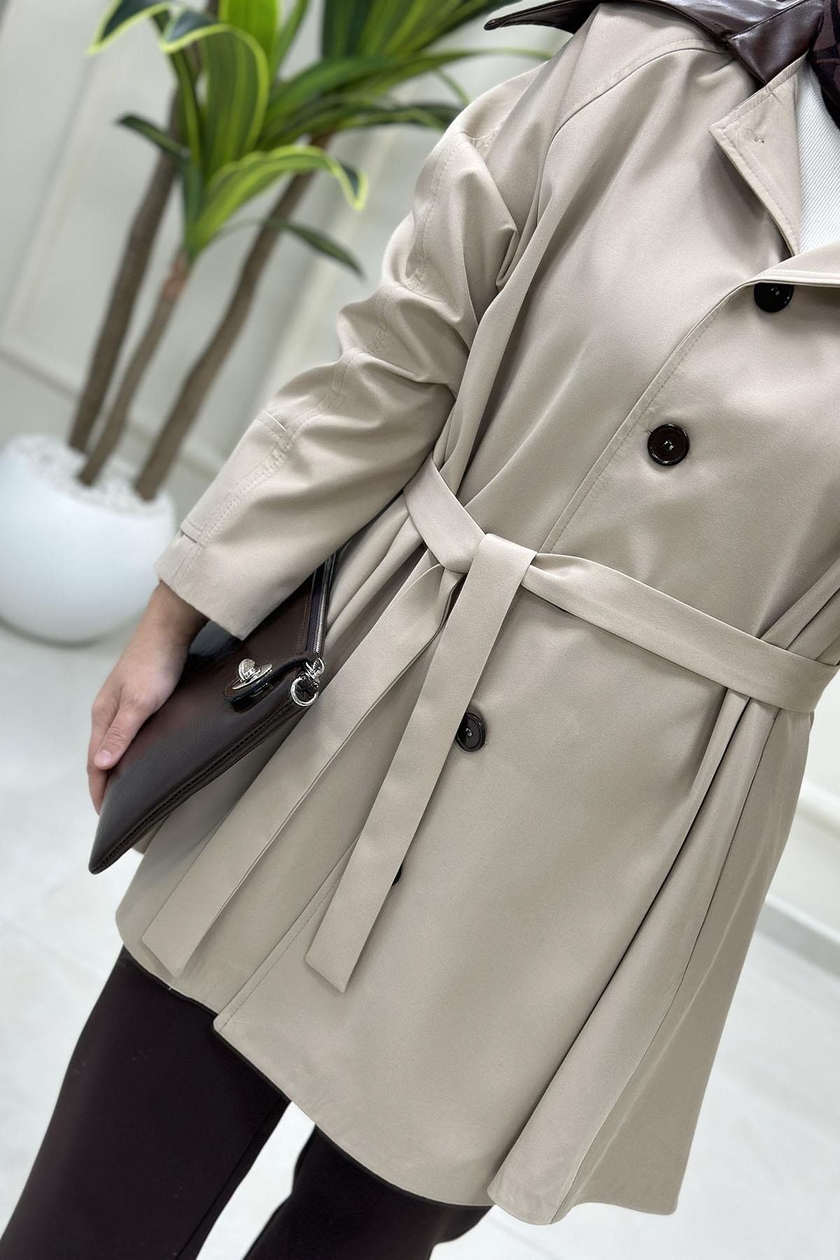 TrenchÖnü Düğmeli Yakası Deri Detaylı Kadın Trench Kap Taş MSE 2103