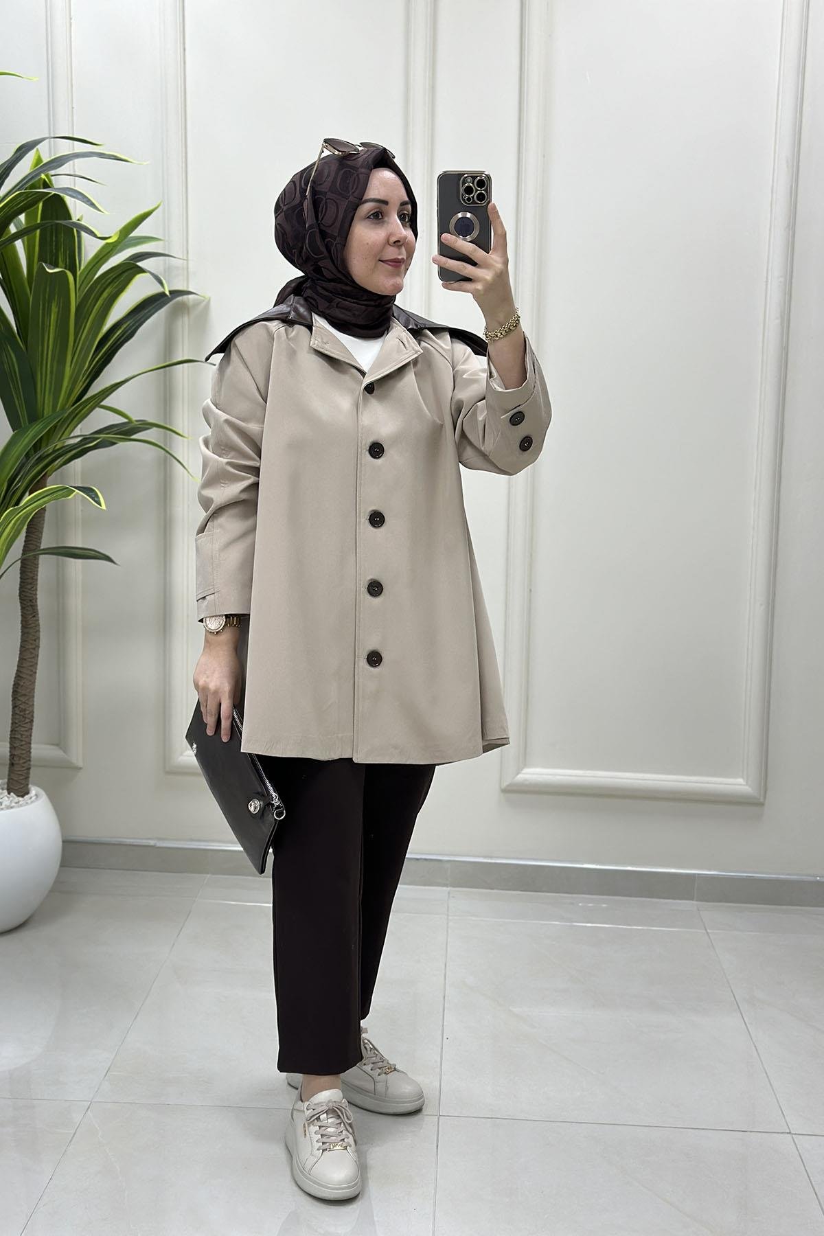 TrenchÖnü Düğmeli Yakası Deri Detaylı Kadın Trench Kap Taş MSE 2103