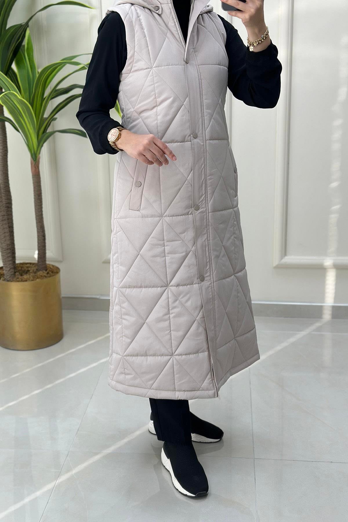 YelekBaklava Desen Önü Fermuar ve Çıtçıtlı Kadın Kapitone Yelek Bej CNR 1903