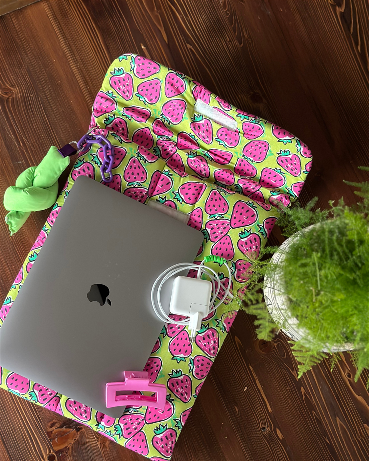 Çilek Desenli Laptop Kılıfı