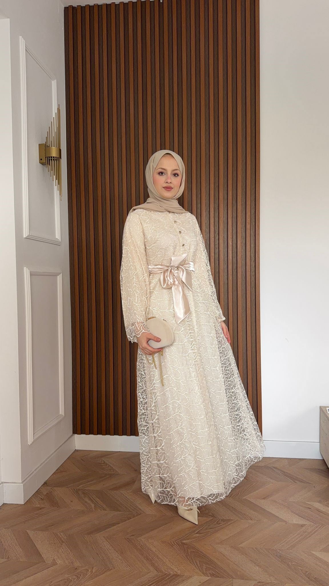 MEYSADESIGN ELBİSELER Gisha Dantelli Saten Kemerli Elbise Bej