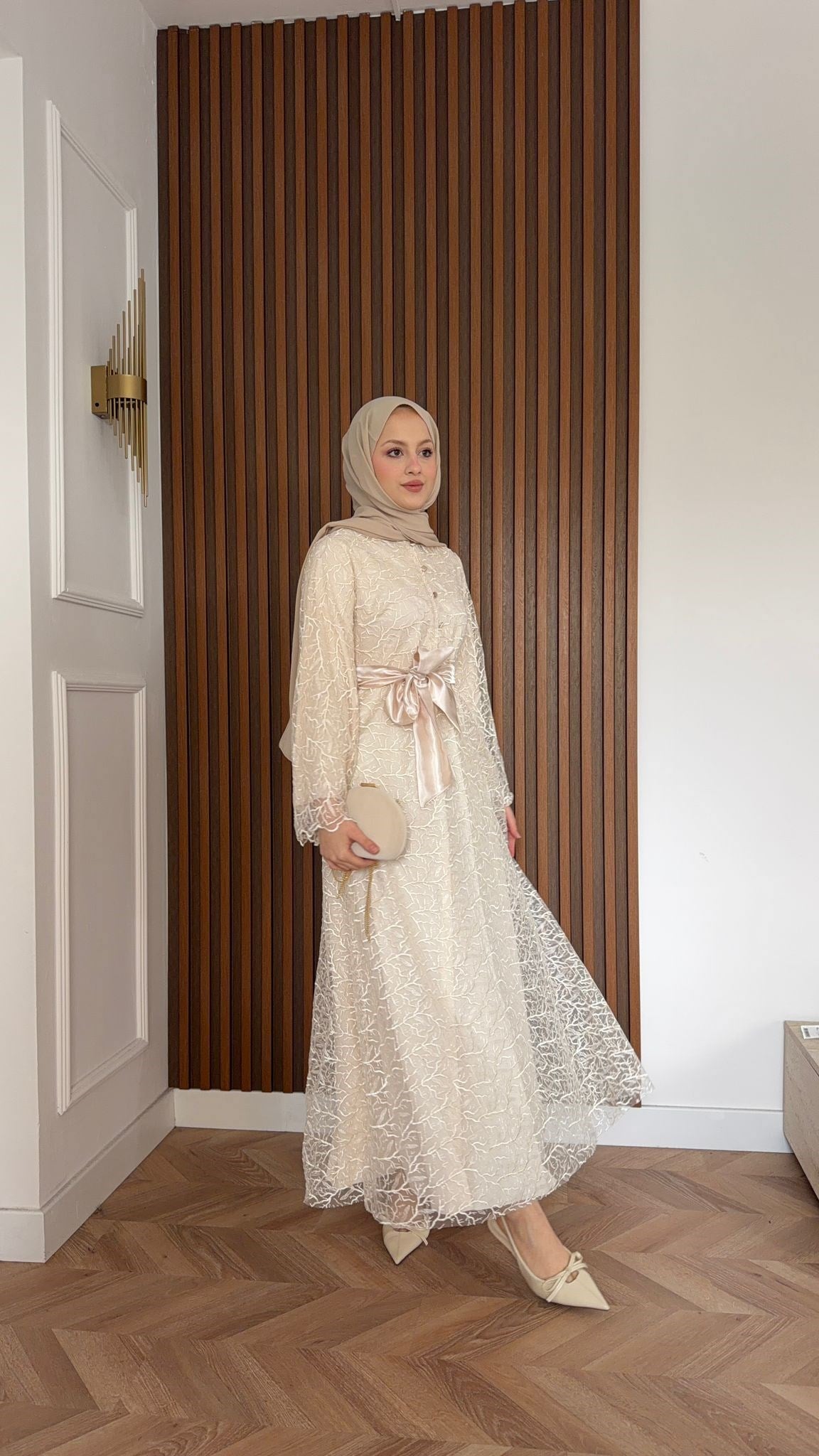 MEYSADESIGN ELBİSELER Gisha Dantelli Saten Kemerli Elbise Bej