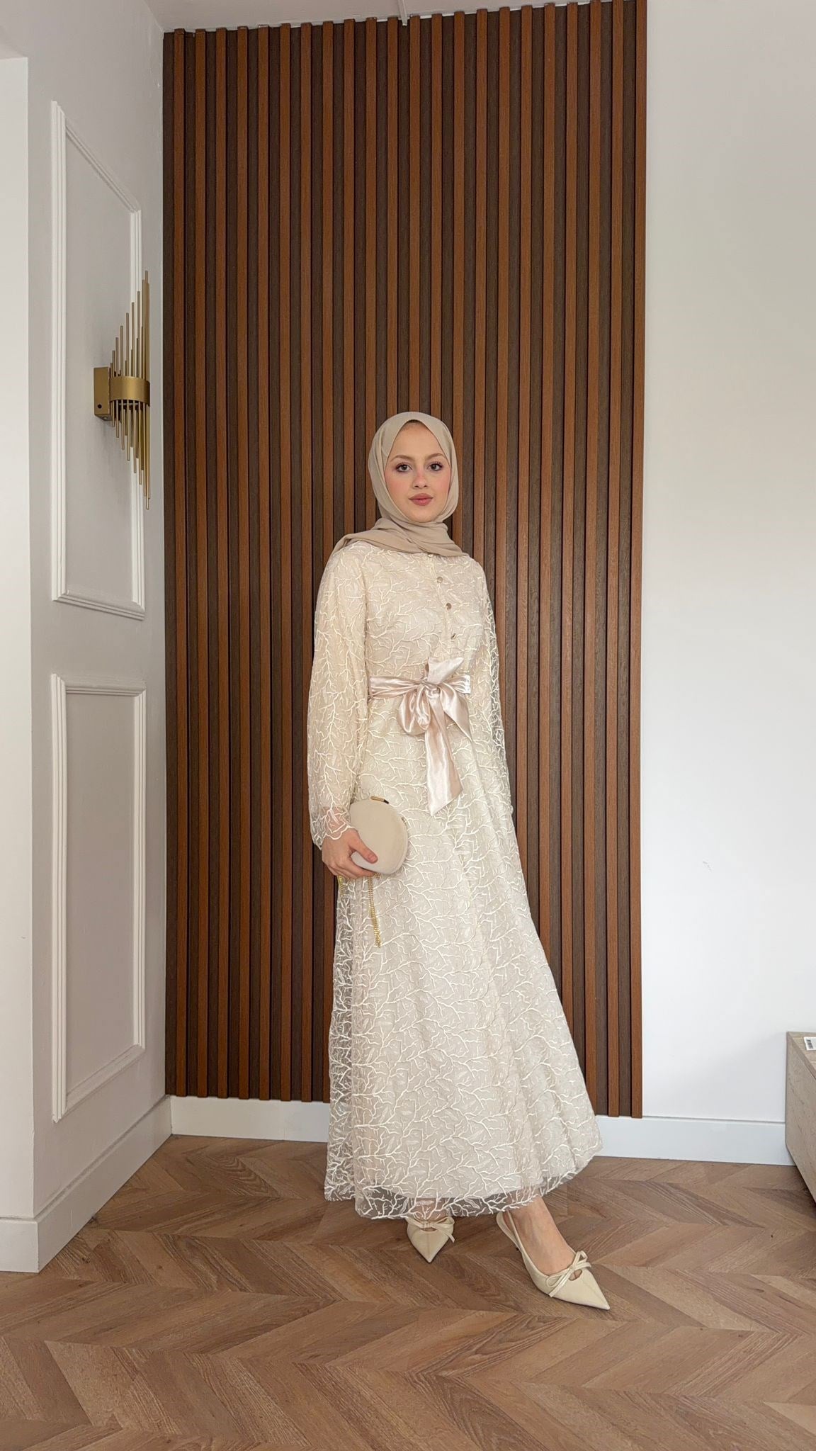 MEYSADESIGN ELBİSELER Gisha Dantelli Saten Kemerli Elbise Bej