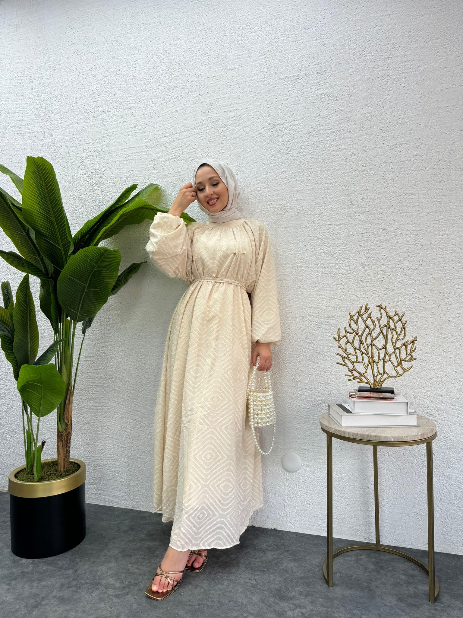 MEYSADESIGN ELBİSELER İnci Kemerli Desenli Krep Elbise Bej