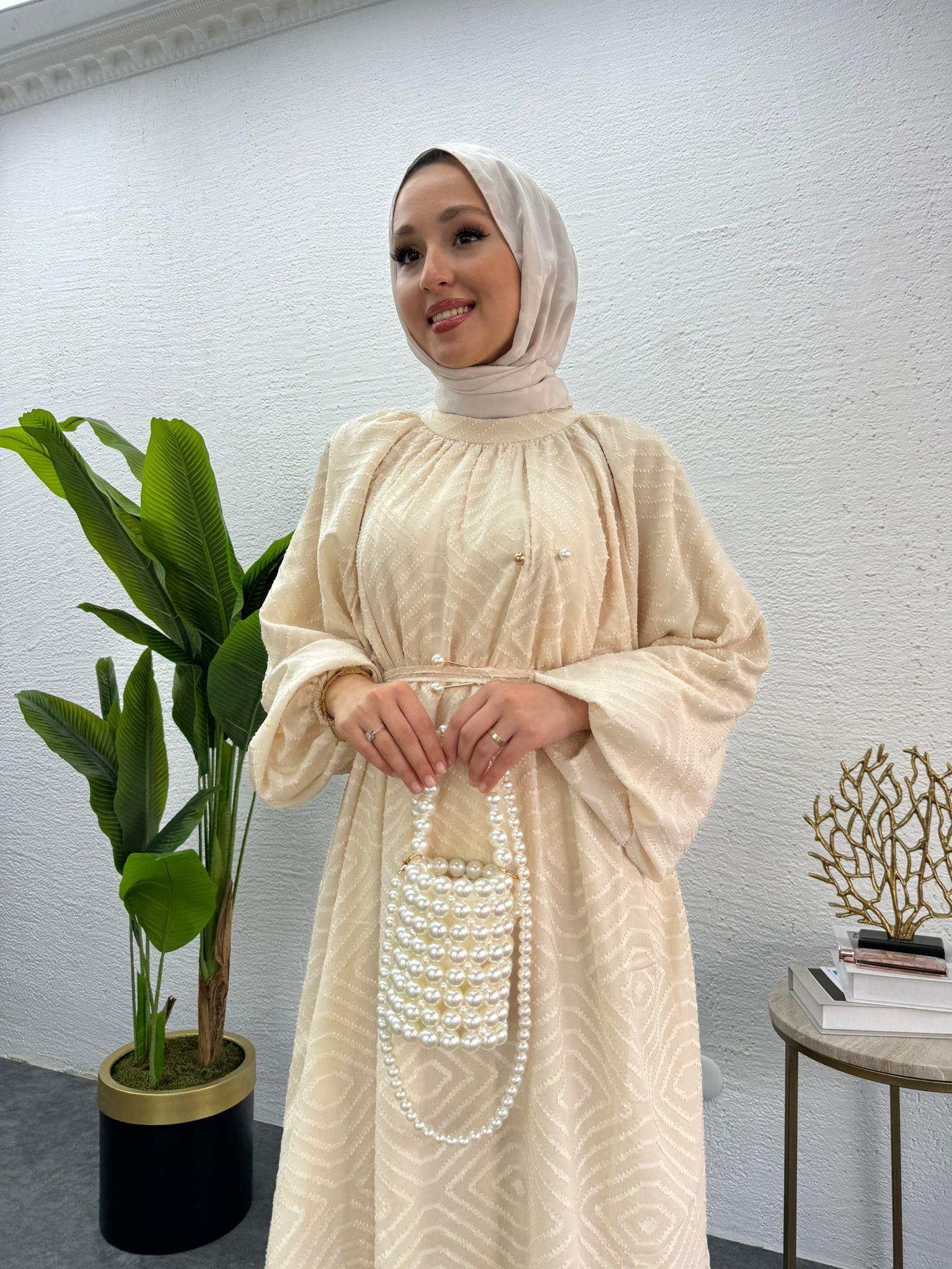 MEYSADESIGN ELBİSELER İnci Kemerli Desenli Krep Elbise Bej
