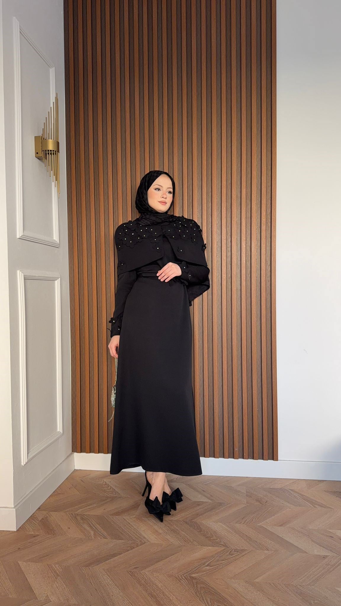 MEYSADESIGN ELBİSELER Sedef Çiçek Detaylı Pelerinli Krep Elbise Siyah