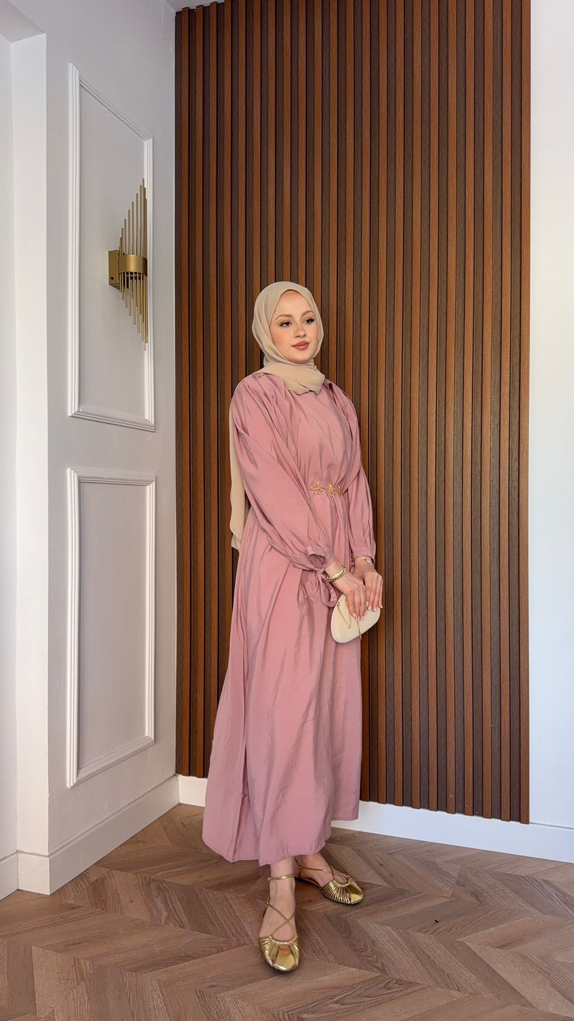 MEYSADESIGN ELBİSELER Zincir Kemerli Balon Kol Tensel Elbise Pudra