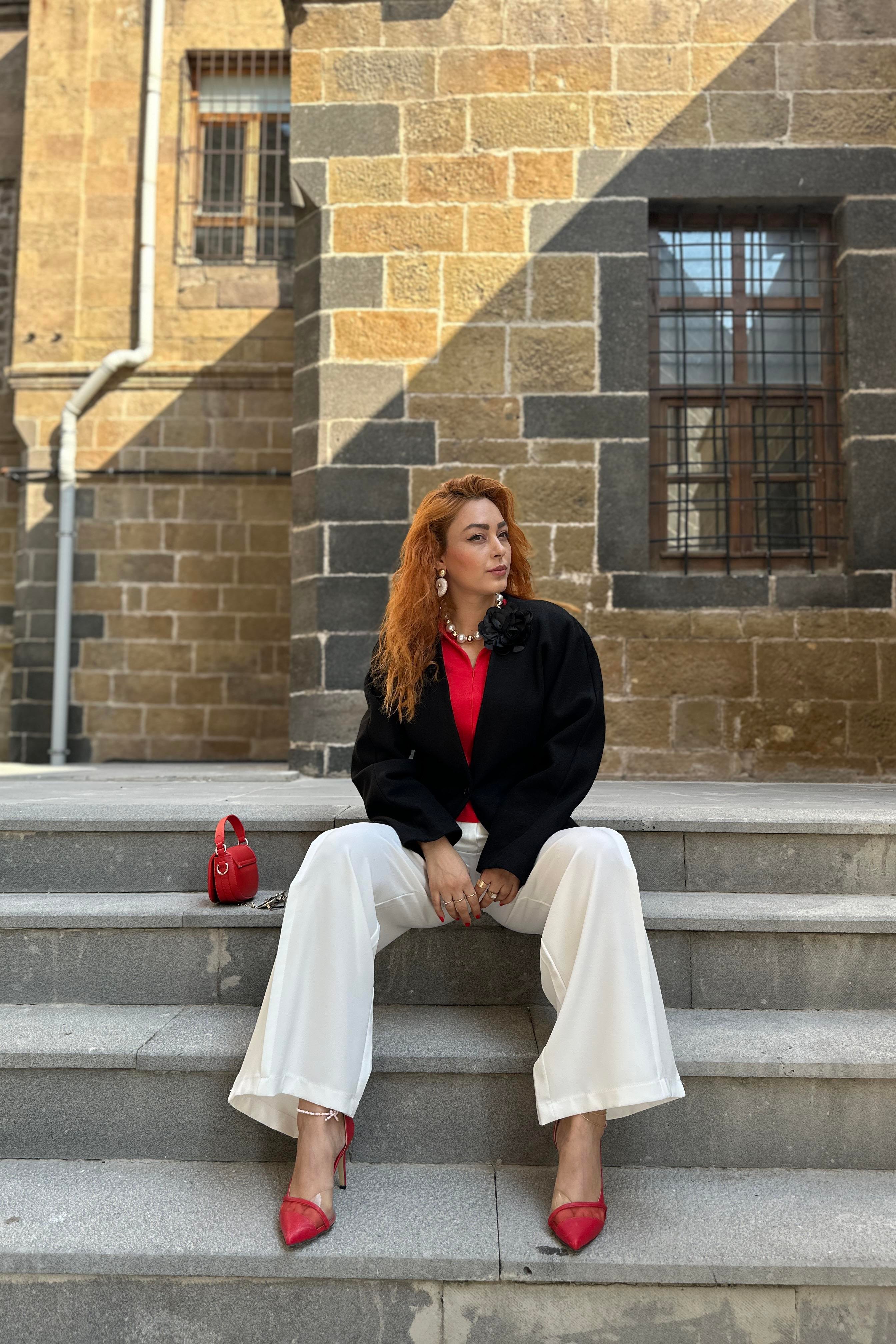 Siyah Gül Detaylı Blazer Ceket