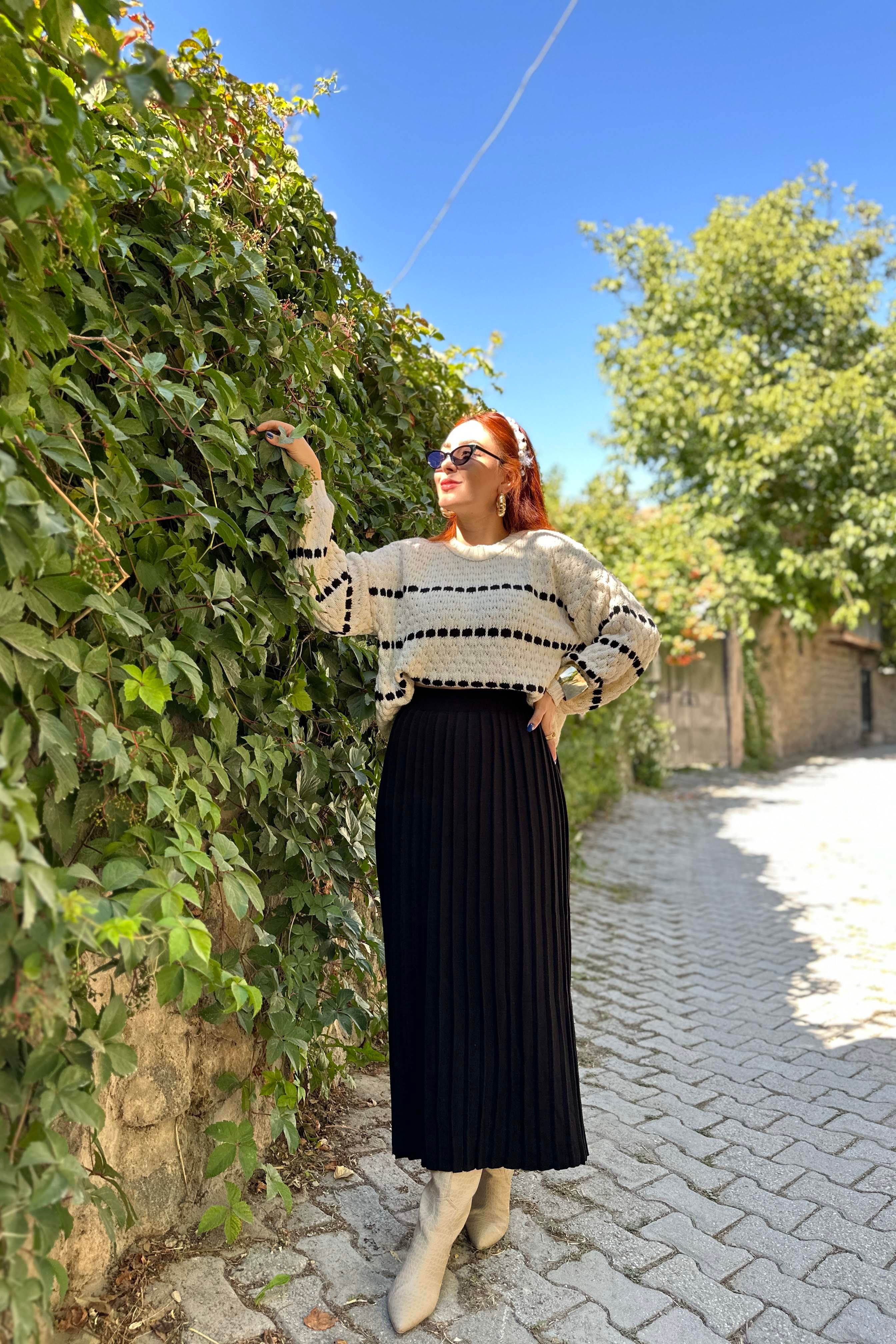 Siyah Pileli Yırtmaç Detaylı Elbise
