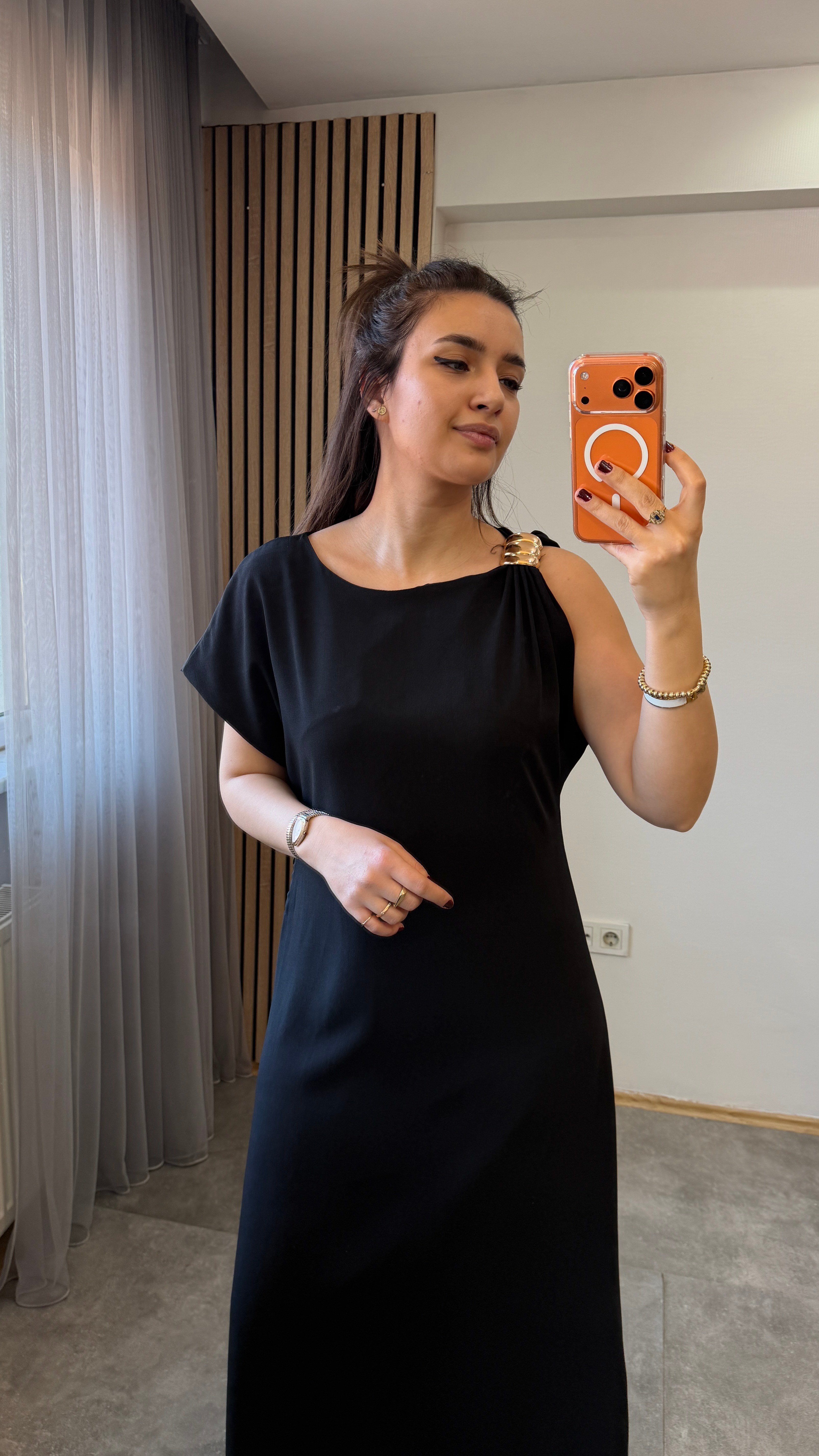 TOKA DETAYLI ELBİSE