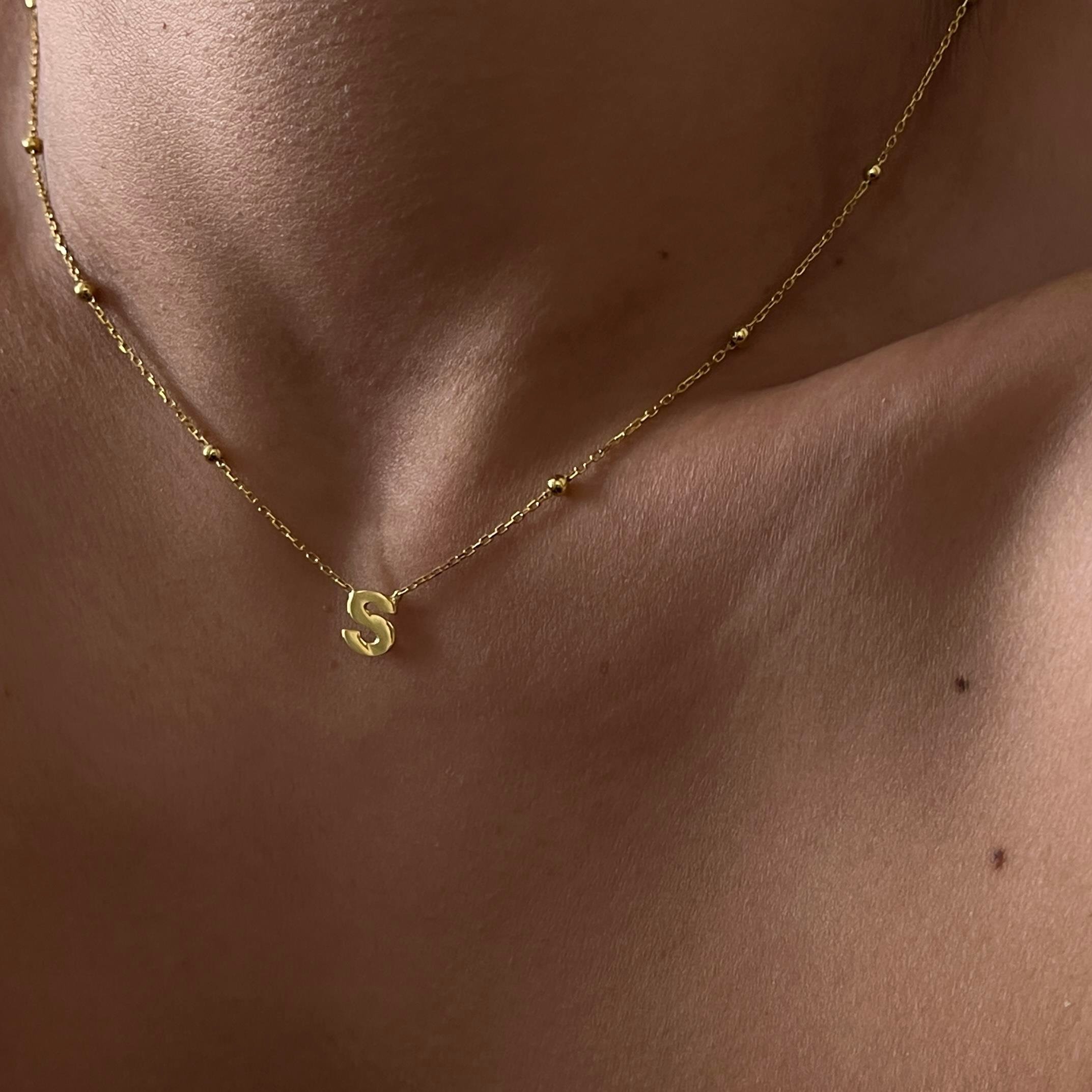 925 ayar gümüş top zincirli minimal harf kolye