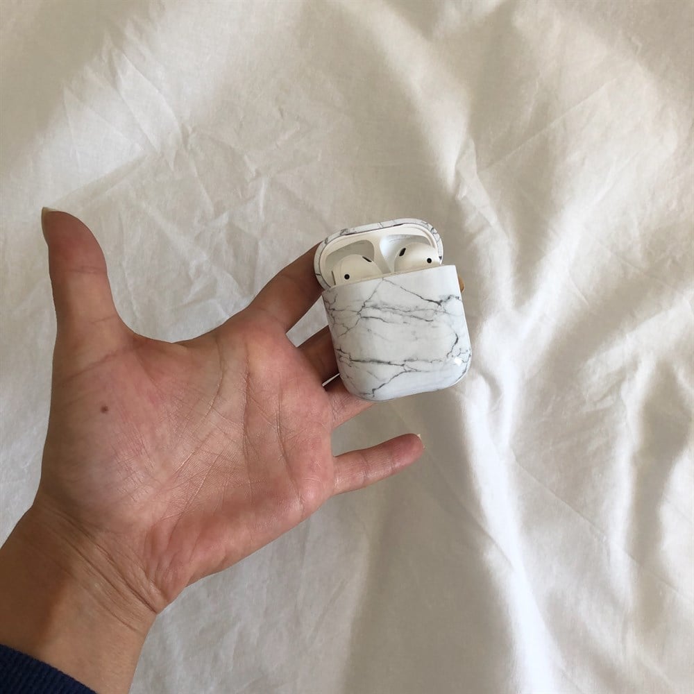 beyaz mermer desenli AirPods kabı