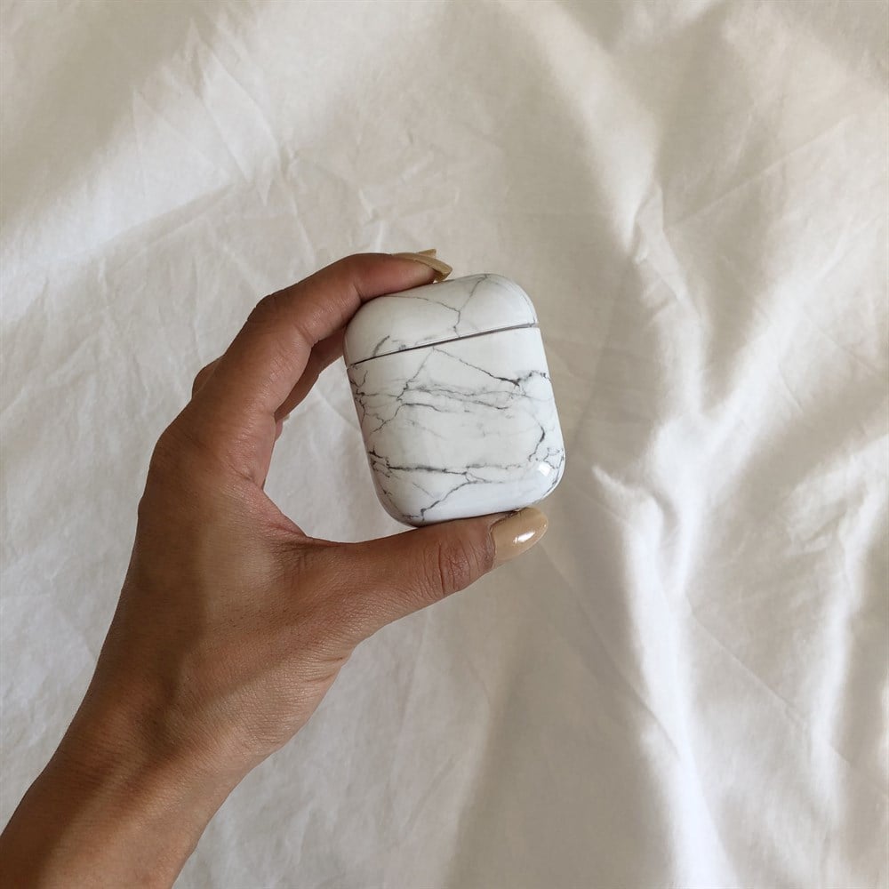 beyaz mermer desenli AirPods kabı
