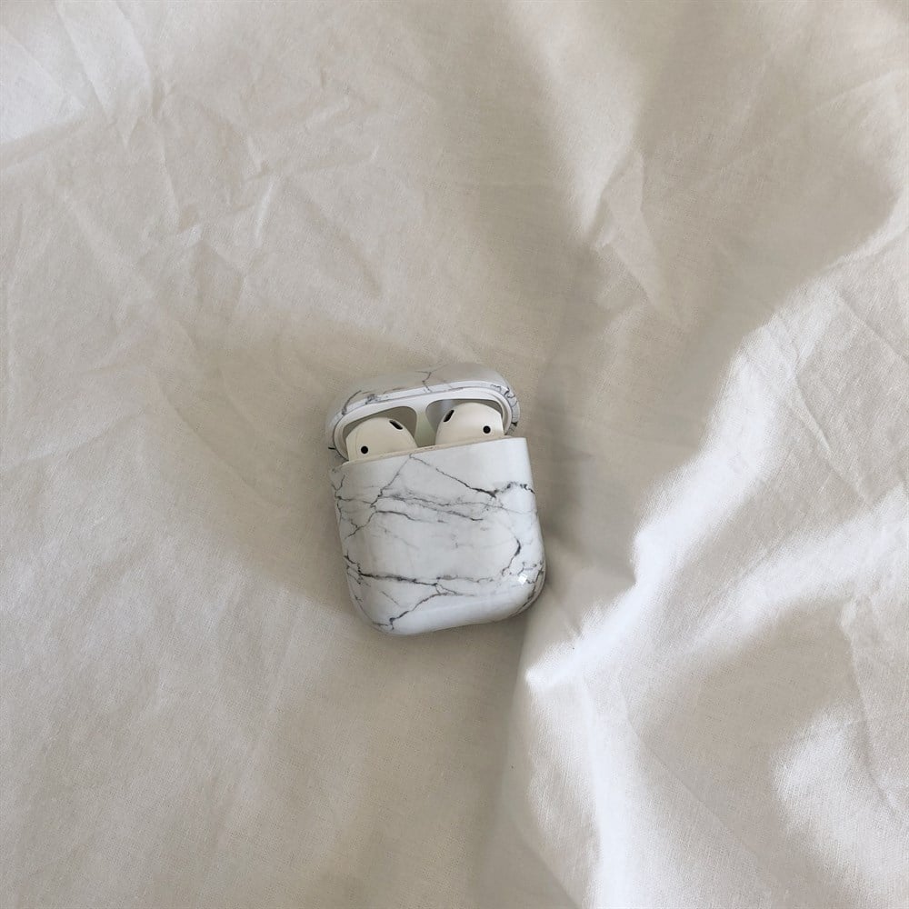 beyaz mermer desenli AirPods kabı