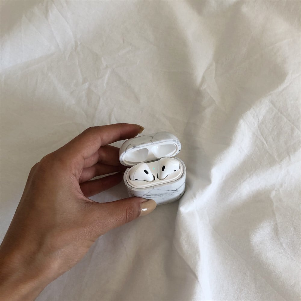 beyaz mermer desenli AirPods kabı