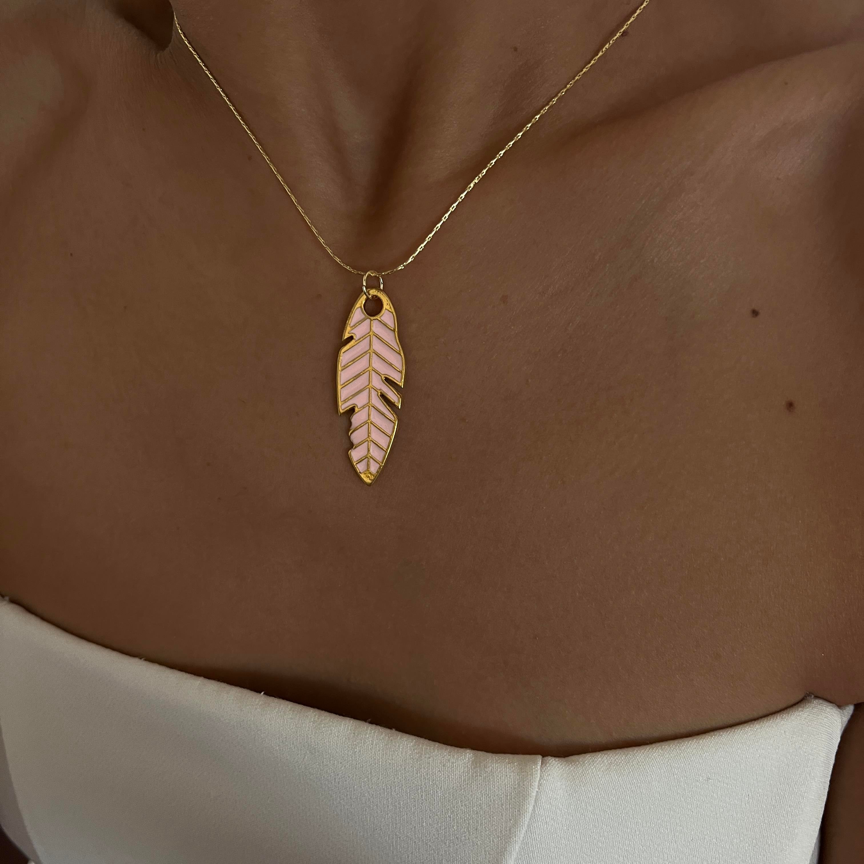 Pembe Yaprak Kolye