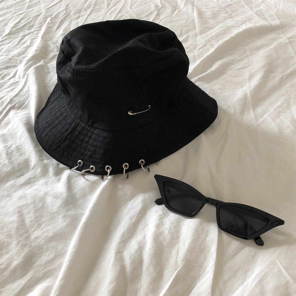 piercingli siyah şapka