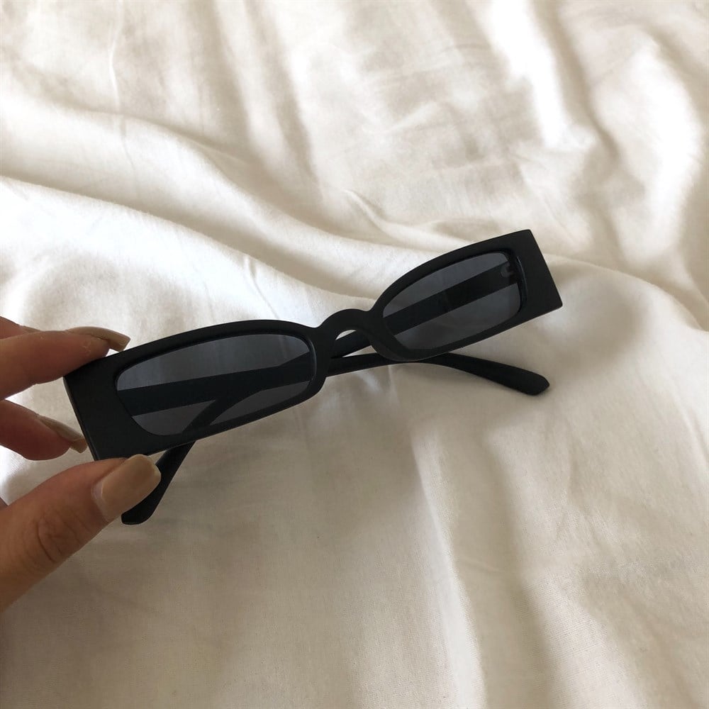 siyah köşeli gözlük