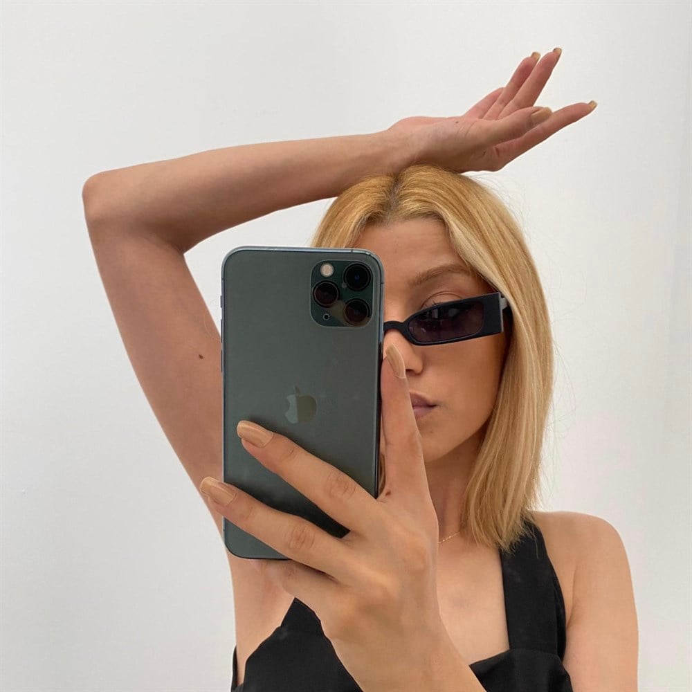 siyah köşeli gözlük