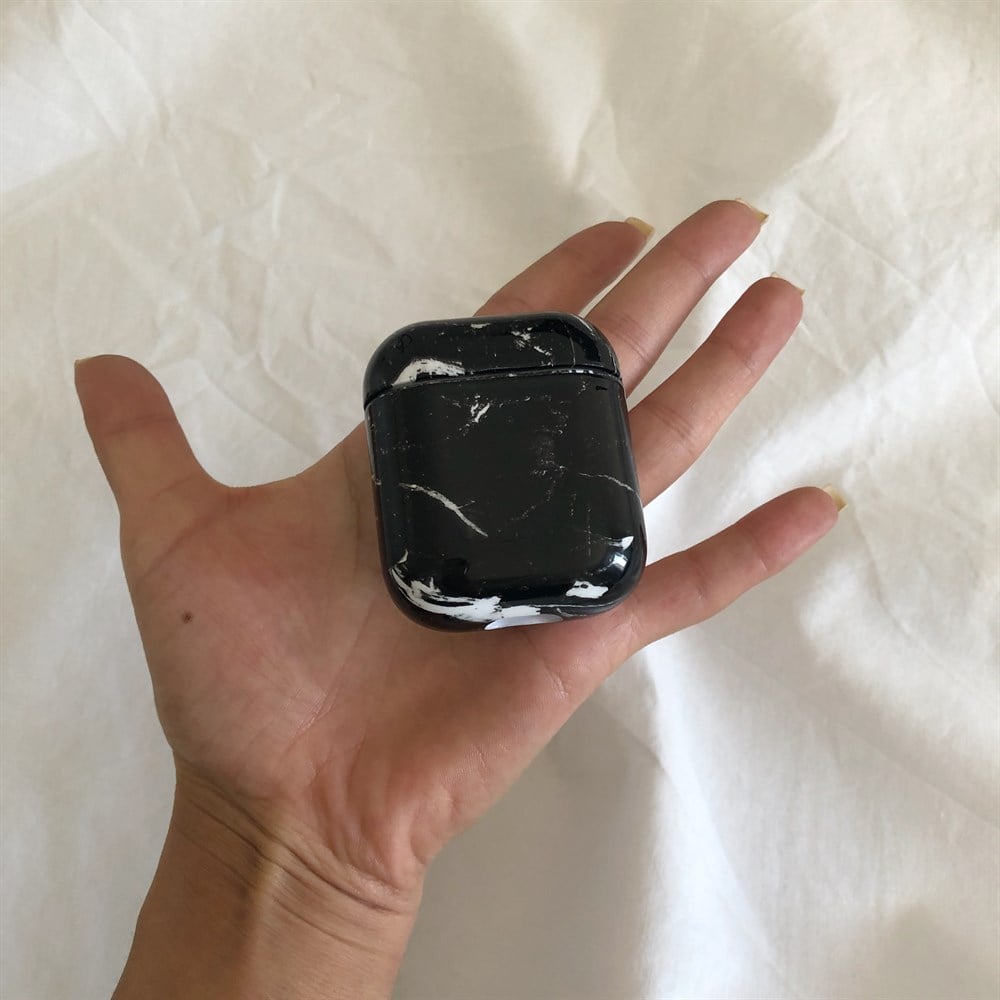 siyah mermer desenli AirPods kabı