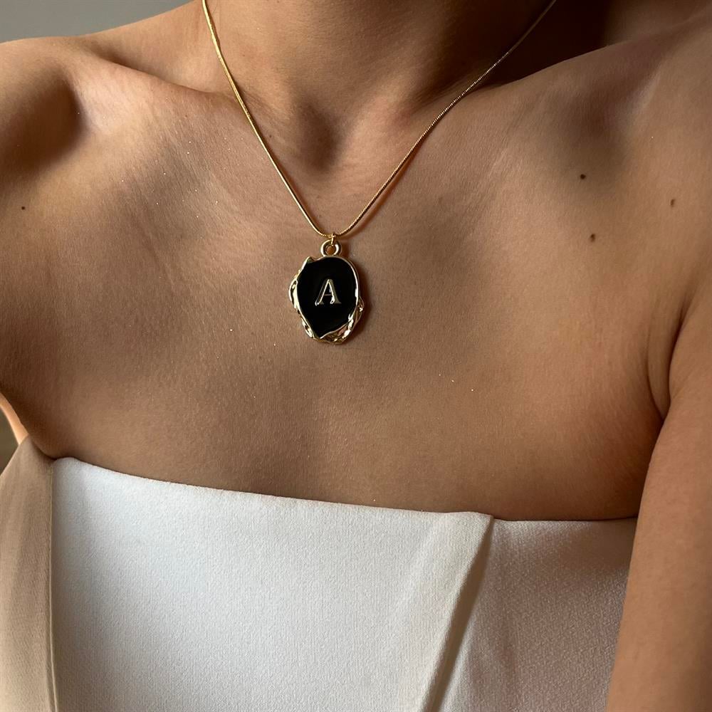 Siyah Mineli Tabela Harf Kolye