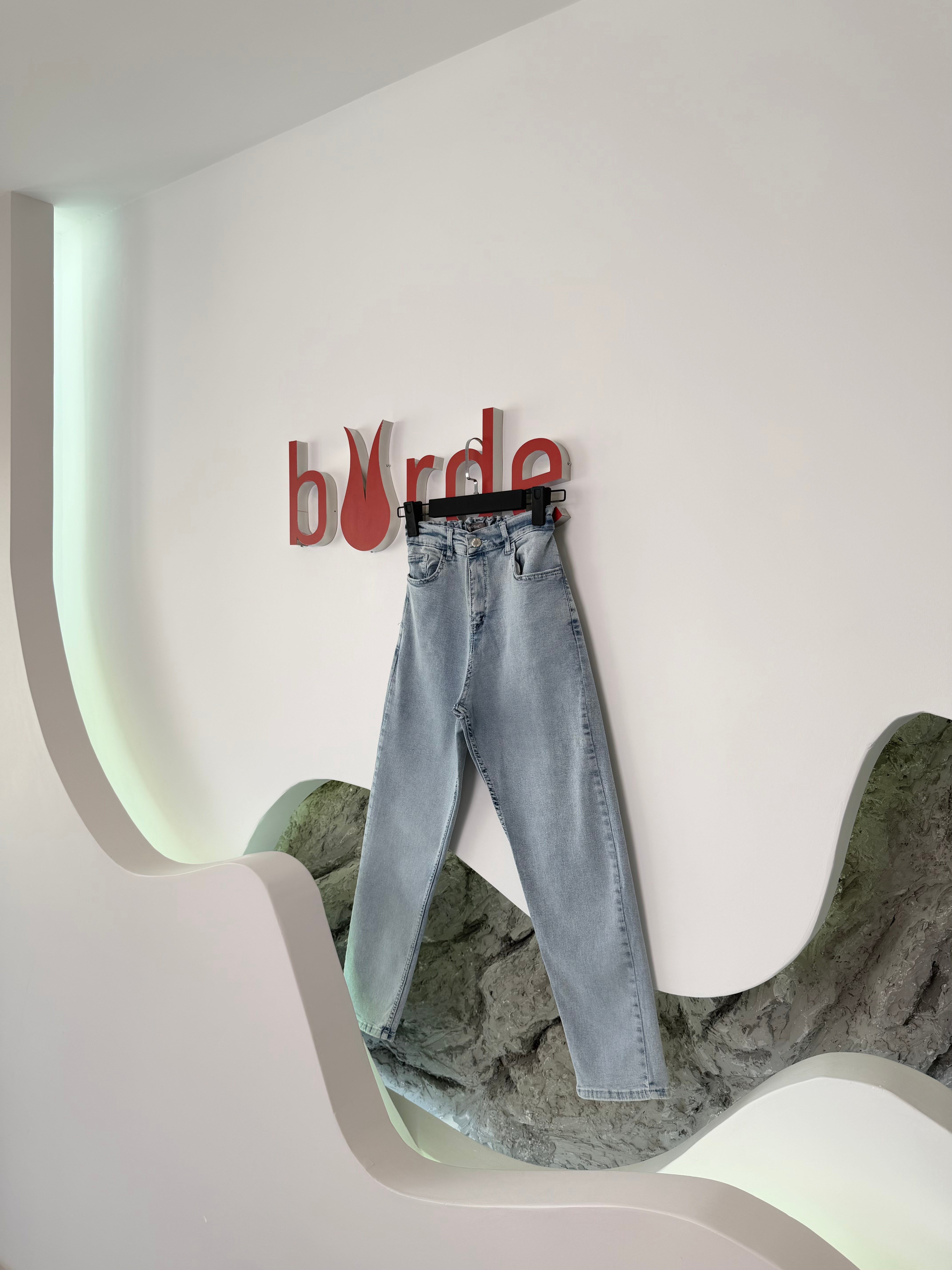 Açık Mavi Renk Dar Paça Beli Lastikli Denim Pantolon