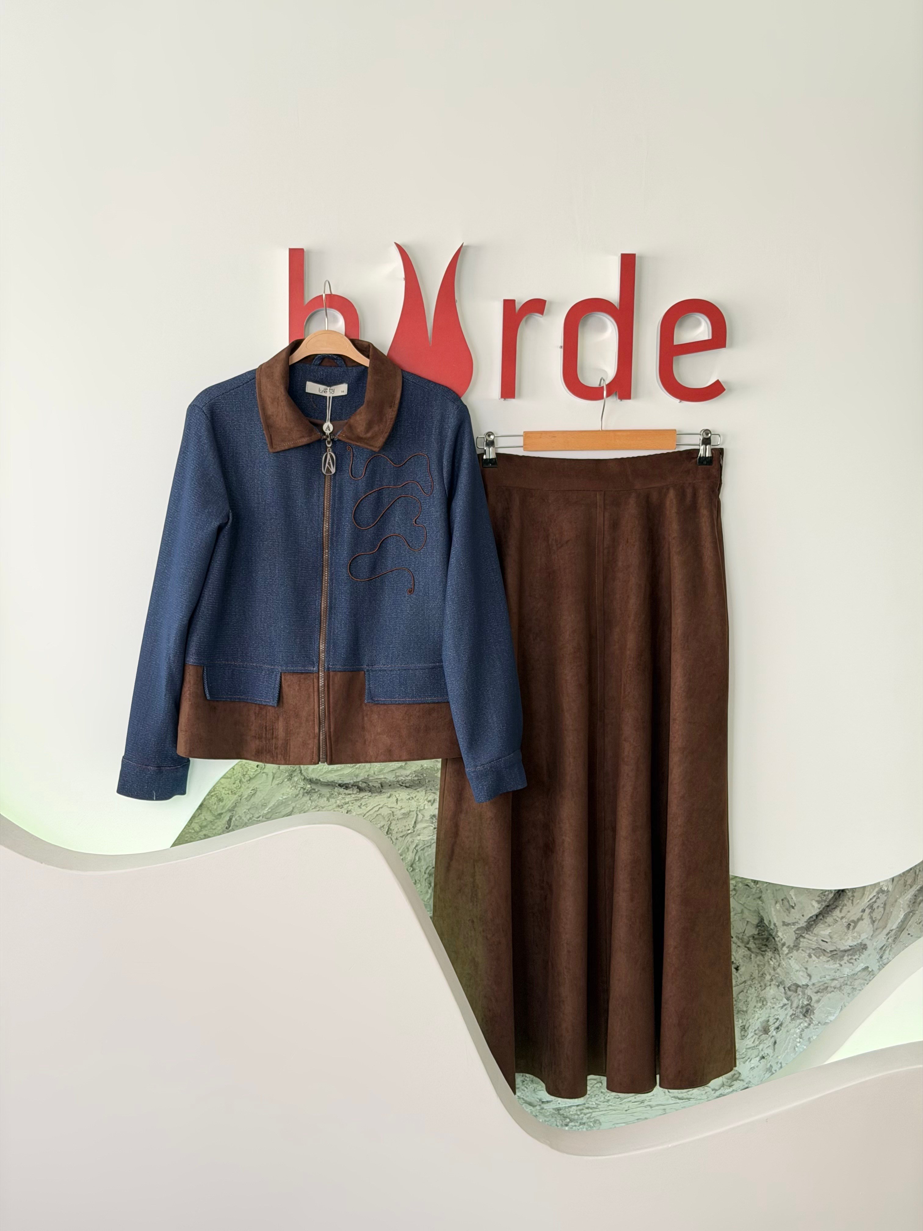 Armine Trend Denim Kumaş Garnili Süet Etekli Takım 26KT607 Lacivert