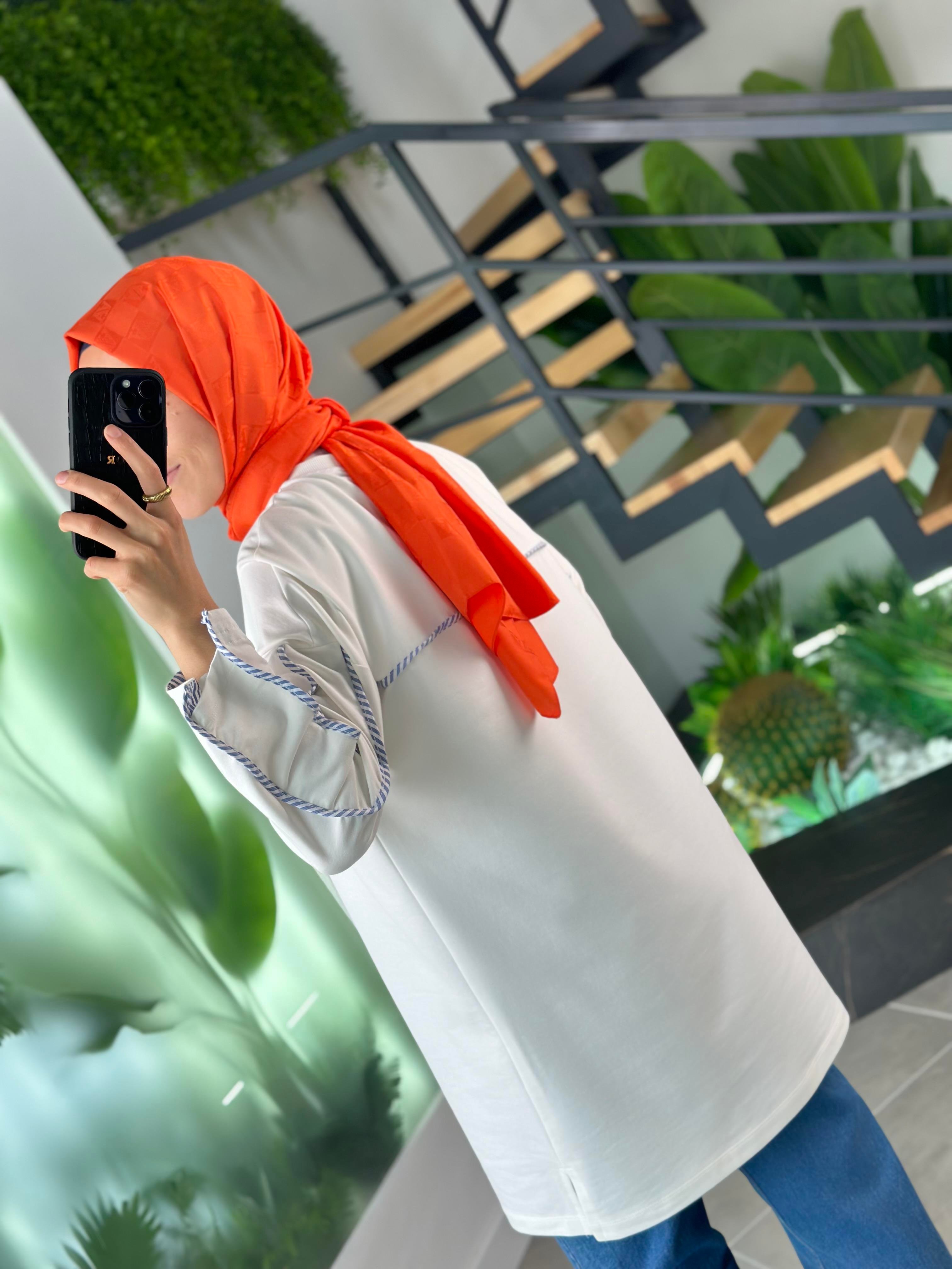 Balık Nakışlı Ekru Renk Basic Kadın Sweatshirt