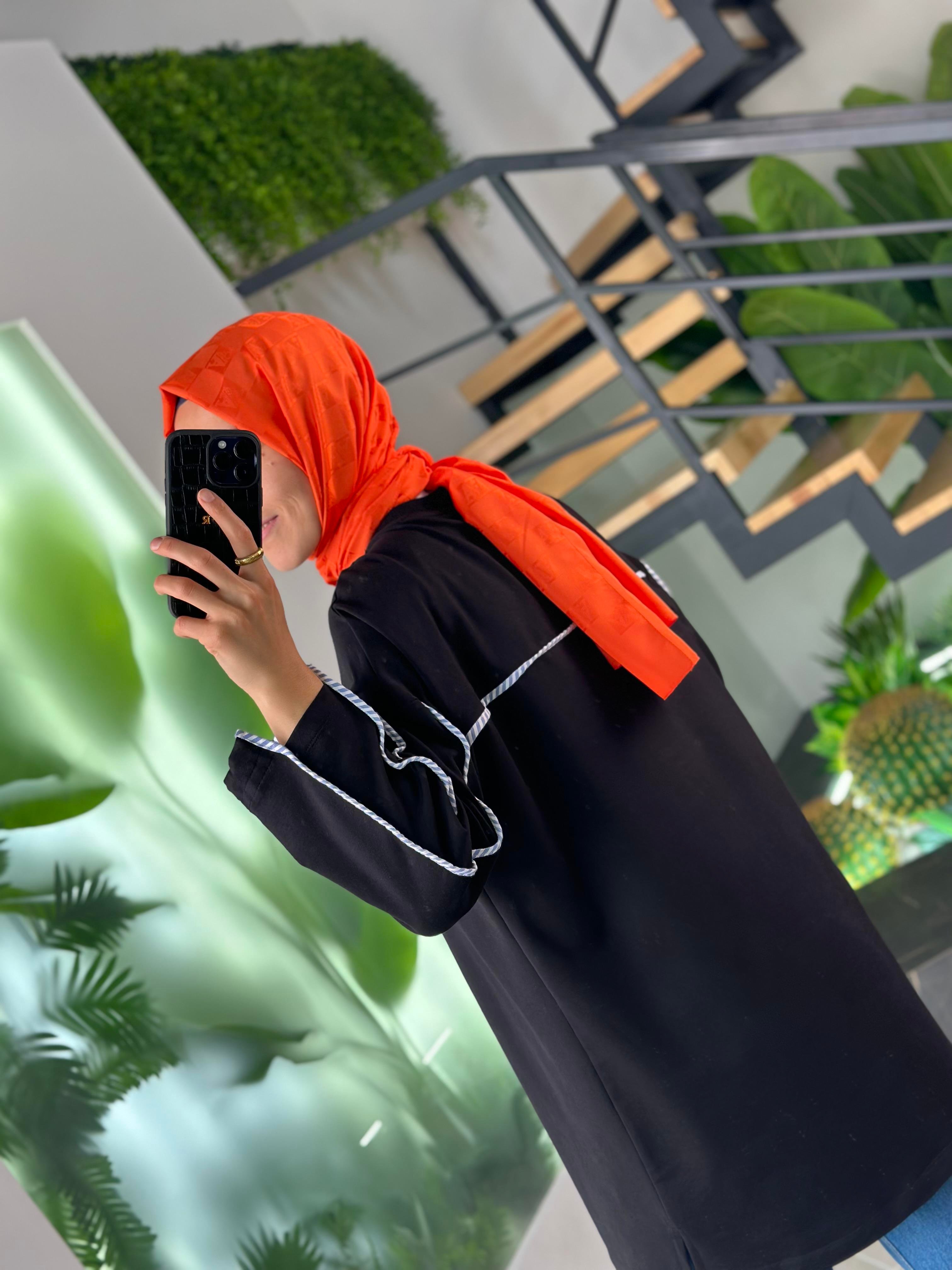 Balık Nakışlı Siyah Renk Basic Kadın Sweatshirt