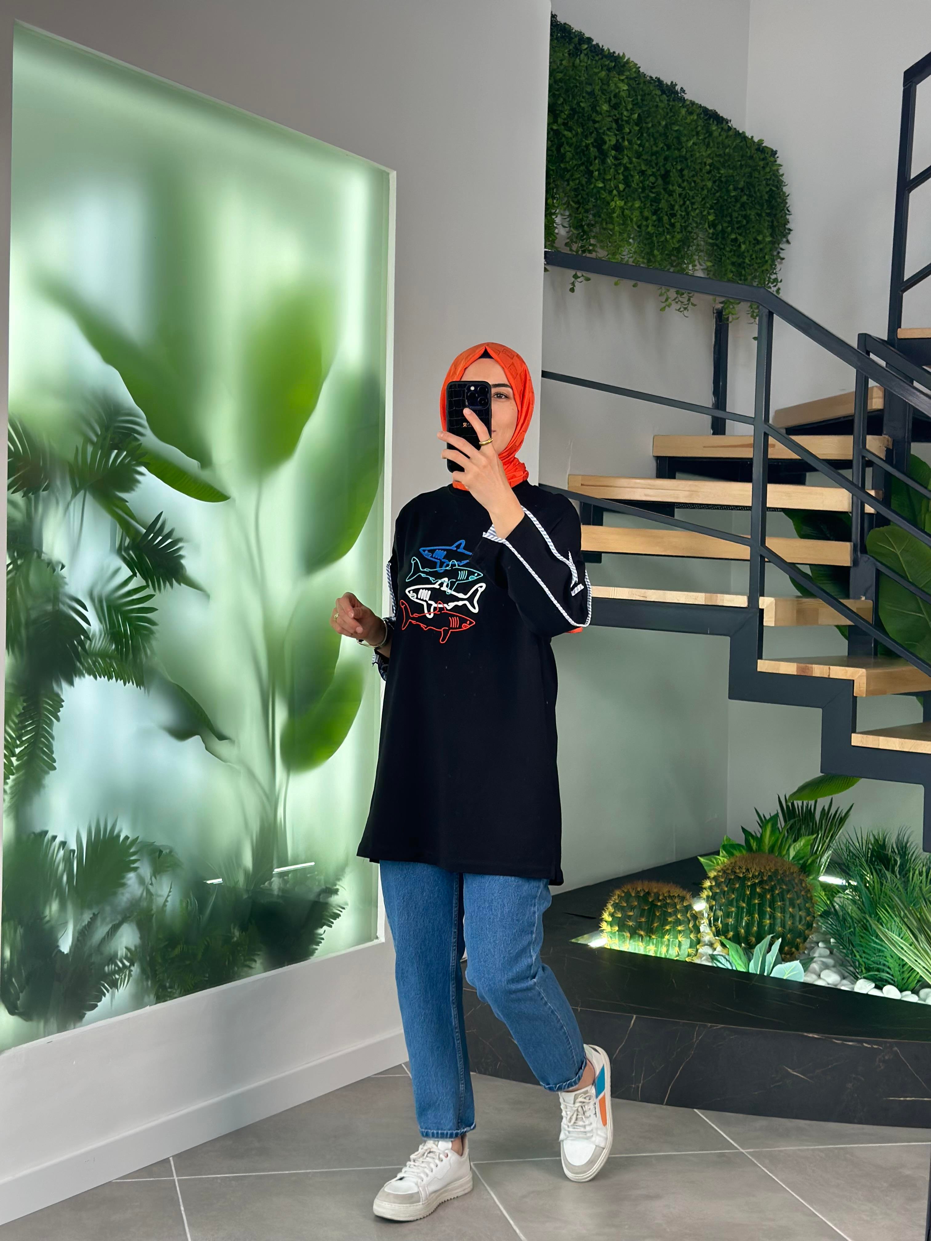 Balık Nakışlı Siyah Renk Basic Kadın Sweatshirt