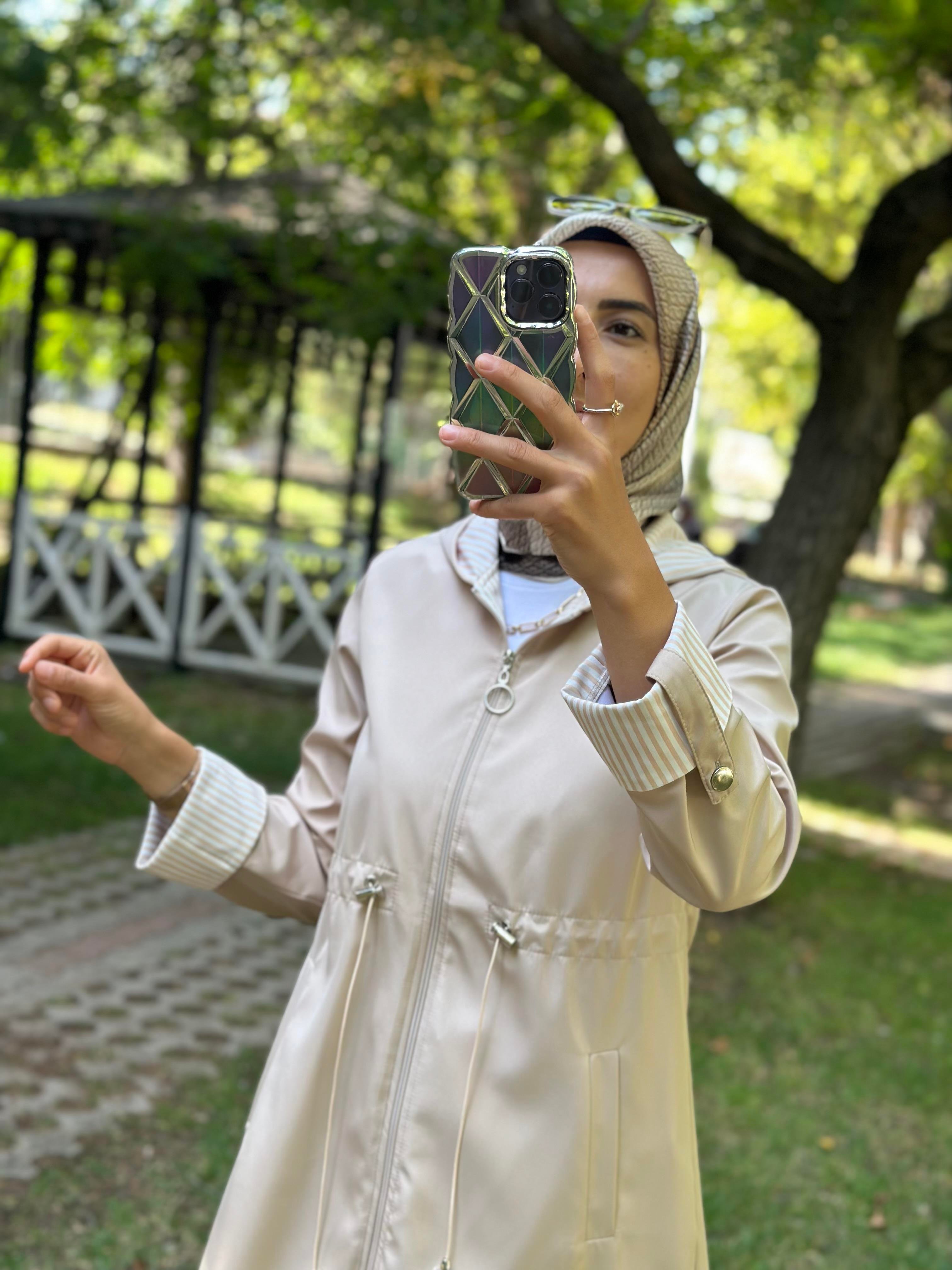 Beli Büzgülü Çizgi Detaylı Yağmurluk 
