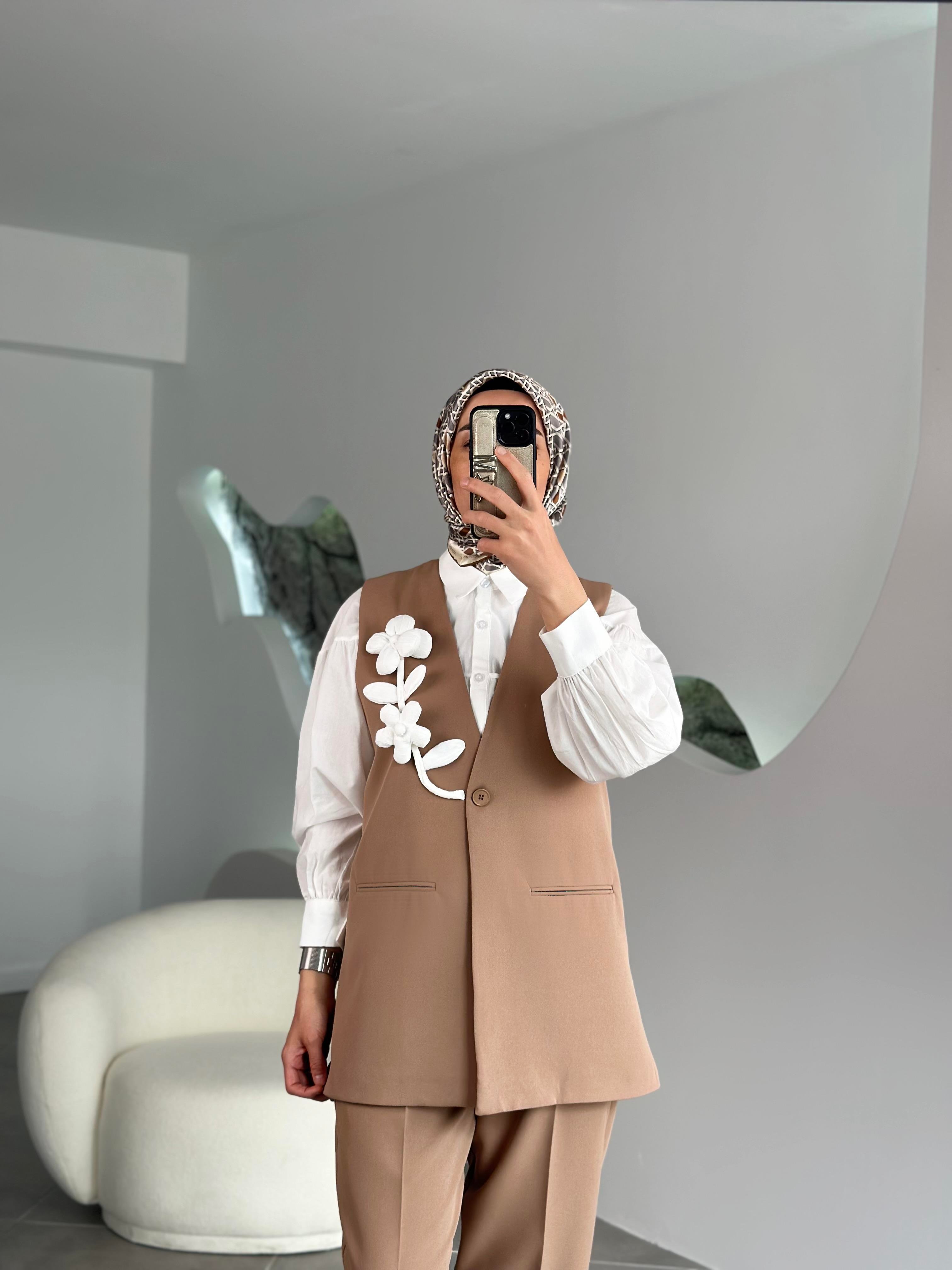 Çiçek Aplikeli Camel Renk Kadın Yelek