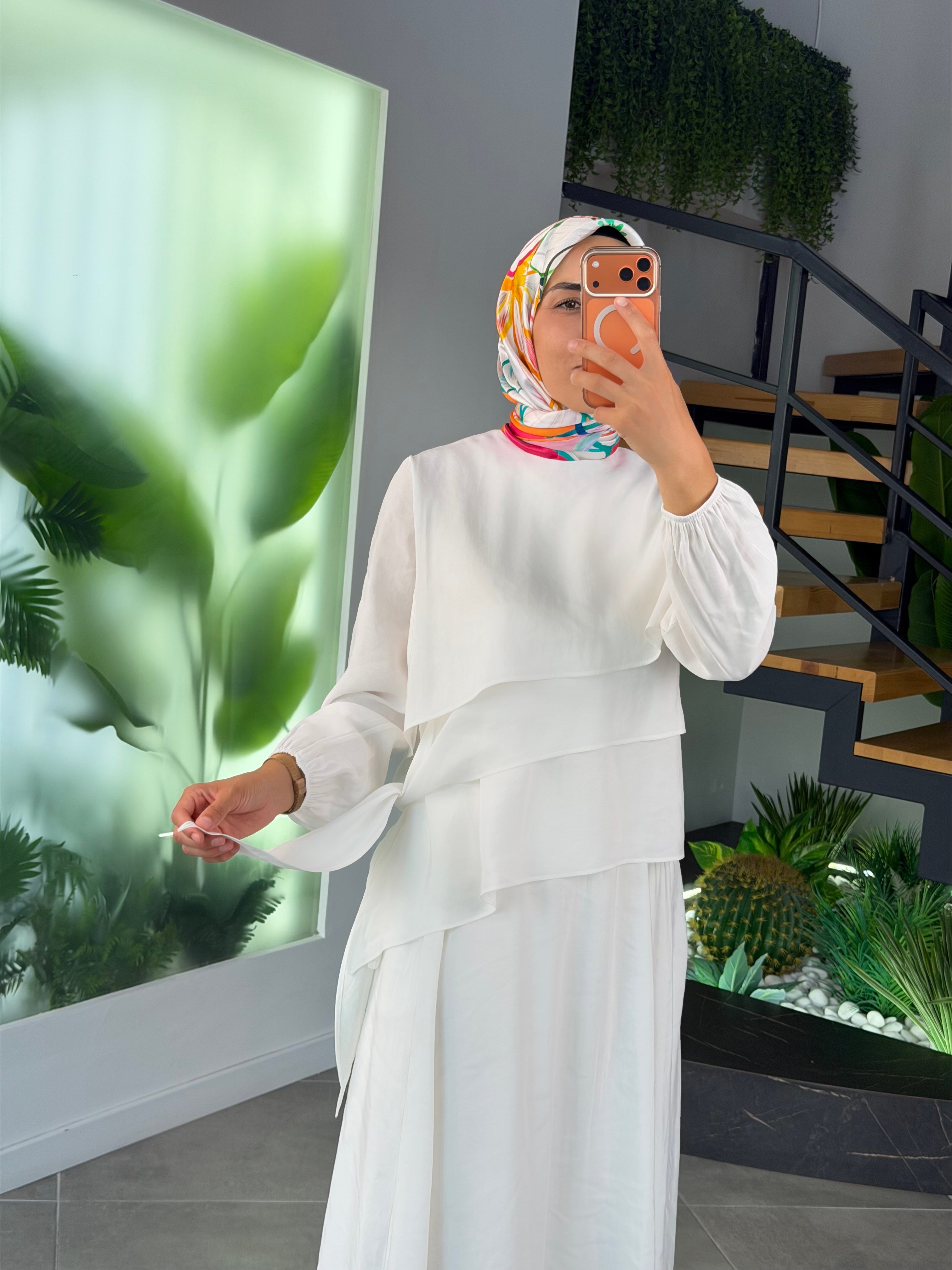 Ekru Renk Bluzu Asimetrik Kesimli Etekli Takım